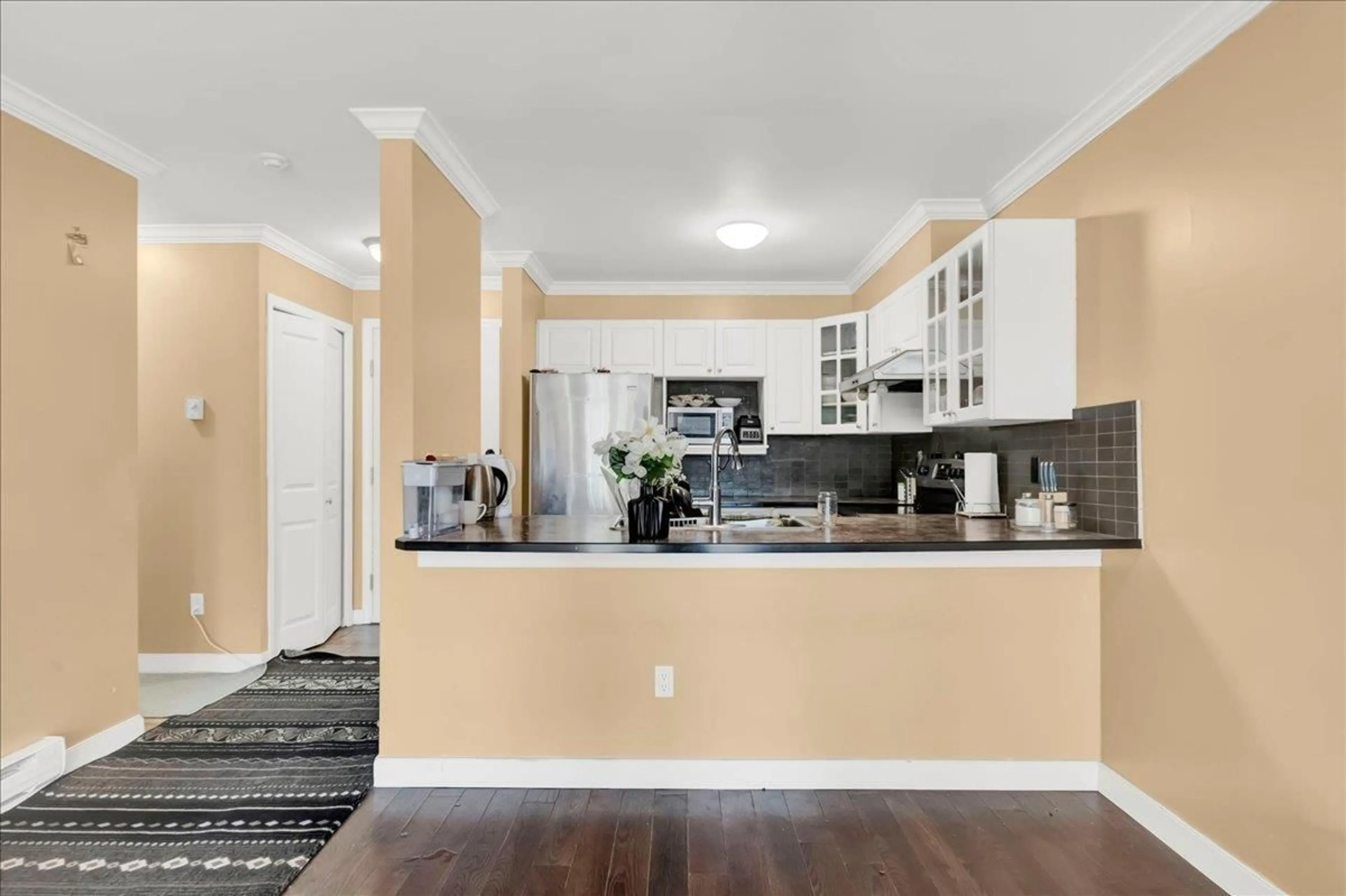 Open concept kitchen, ceramic/tile floor for 210 - 15130 108 AVENUE, Surrey British Columbia V3R0T8