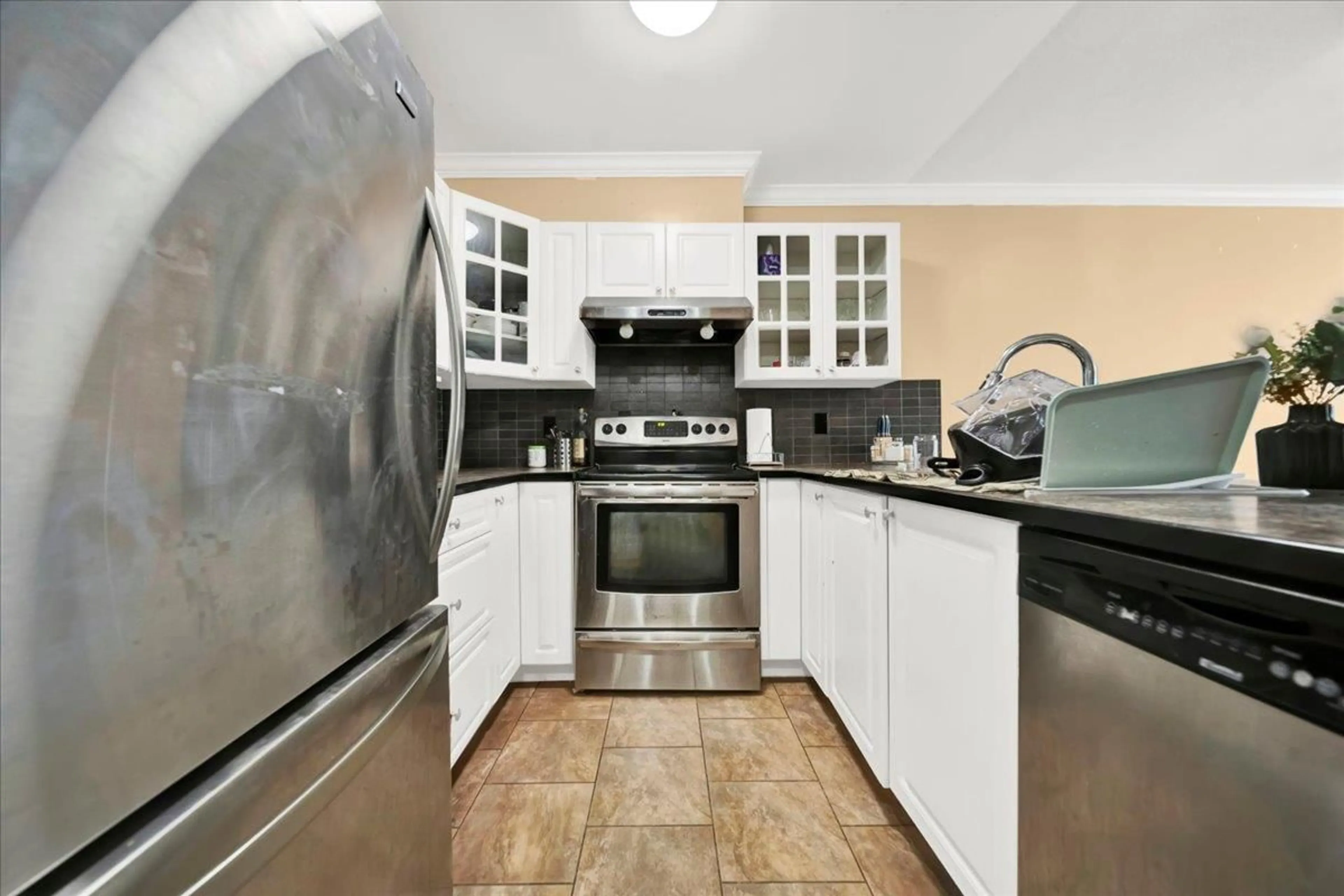 Standard kitchen, ceramic/tile floor for 210 - 15130 108 AVENUE, Surrey British Columbia V3R0T8