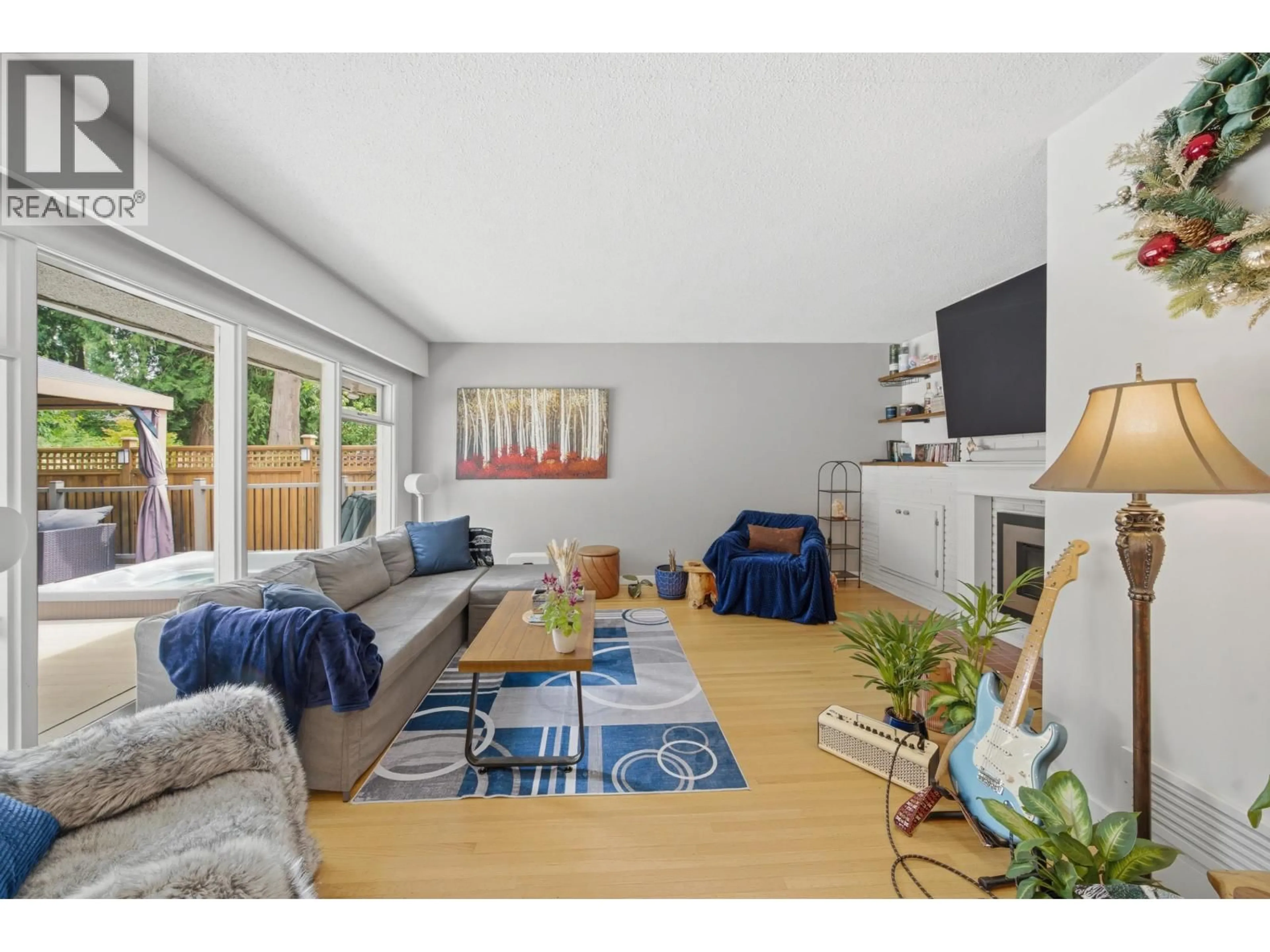 Living room with furniture, wood/laminate floor for 1120 WELLINGTON DRIVE, North Vancouver British Columbia V7K1L2