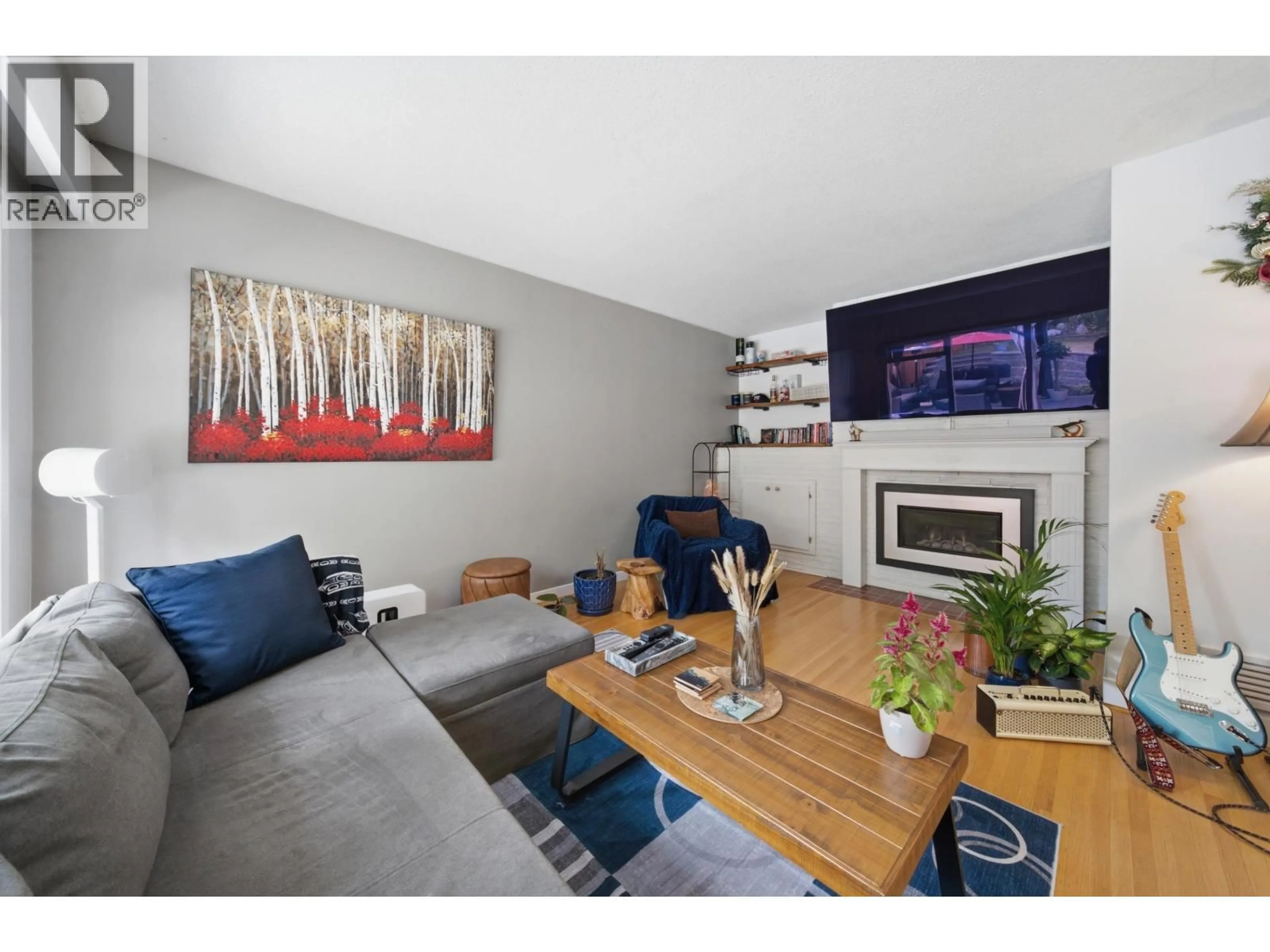 Living room with furniture, wood/laminate floor for 1120 WELLINGTON DRIVE, North Vancouver British Columbia V7K1L2
