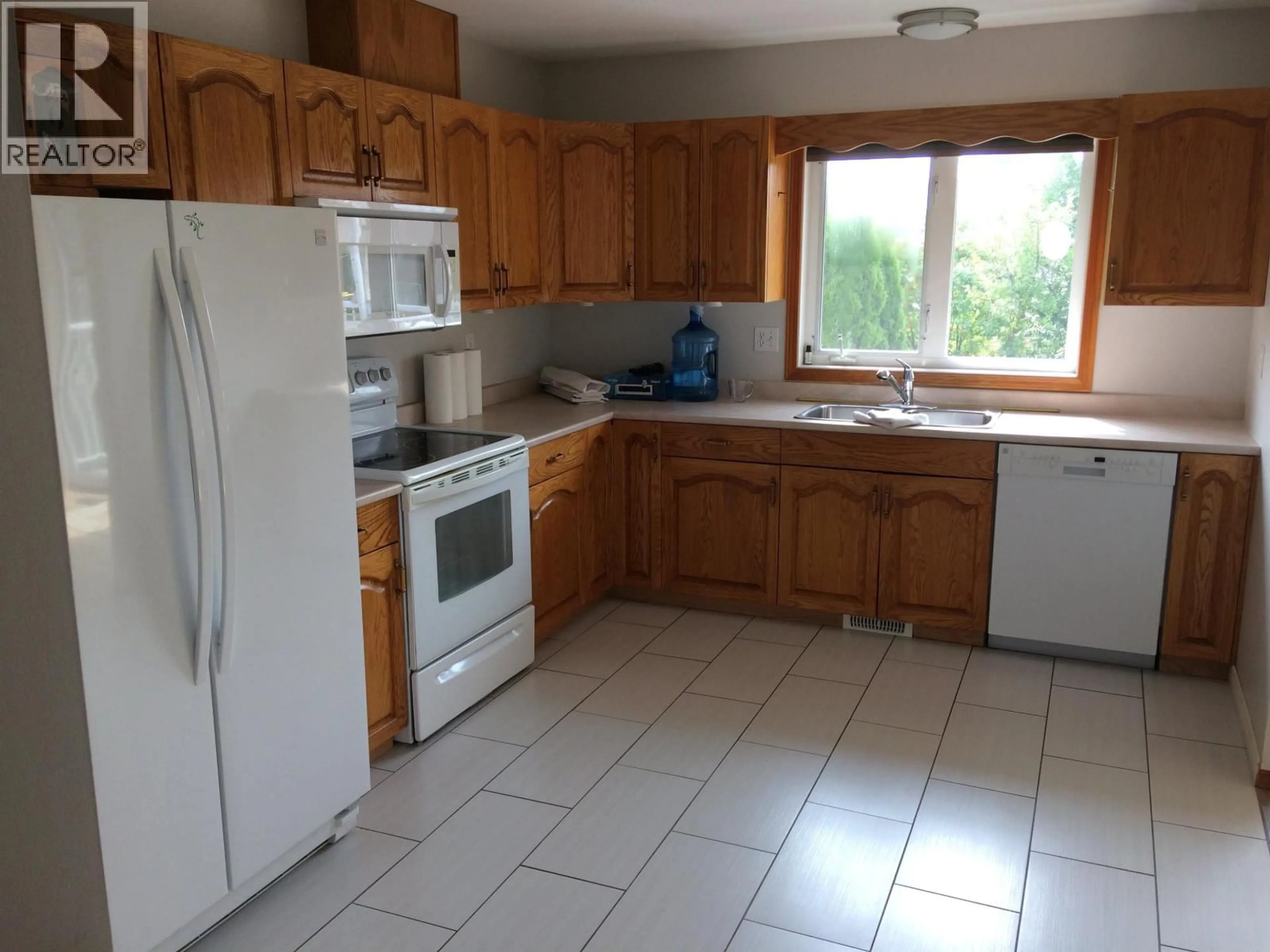 Standard kitchen, ceramic/tile floor for 633 JOHNSON STREET, Prince George British Columbia V2M2Z8