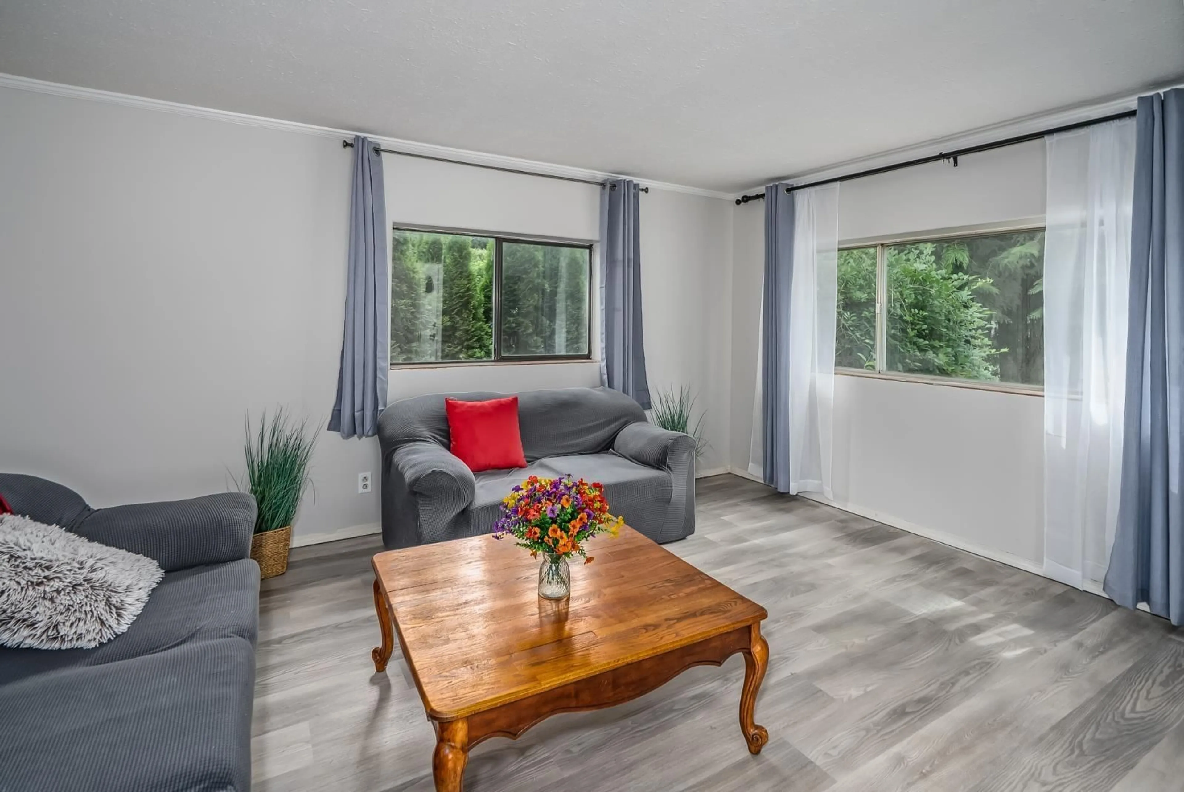 Living room with furniture, wood/laminate floor for 68 - 3942 COLUMBIA VALLEY ROAD, Cultus Lake British Columbia V2R5B1