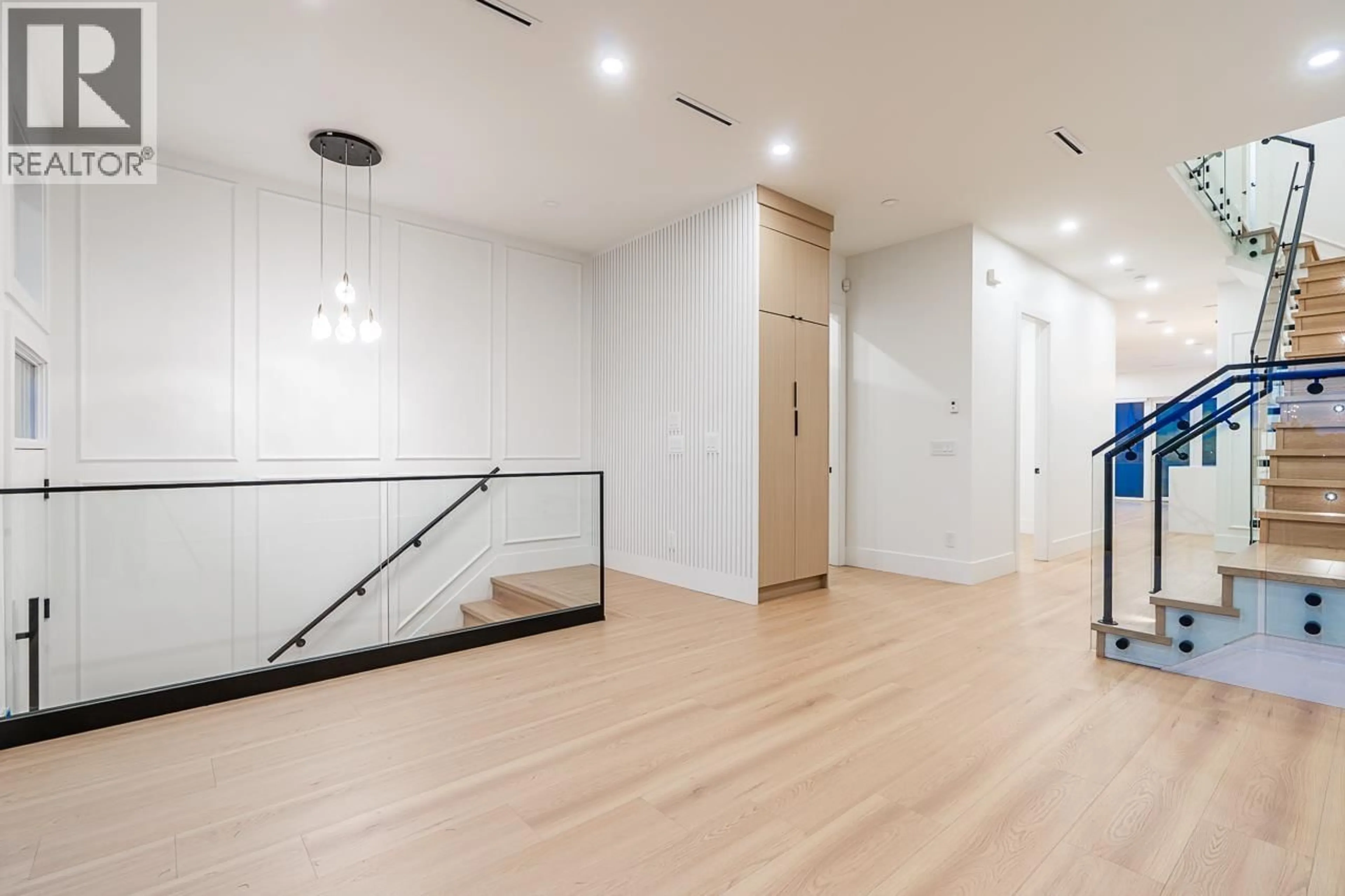 Indoor foyer for 1 - 7303 14TH AVENUE, Burnaby British Columbia V3N1Z5