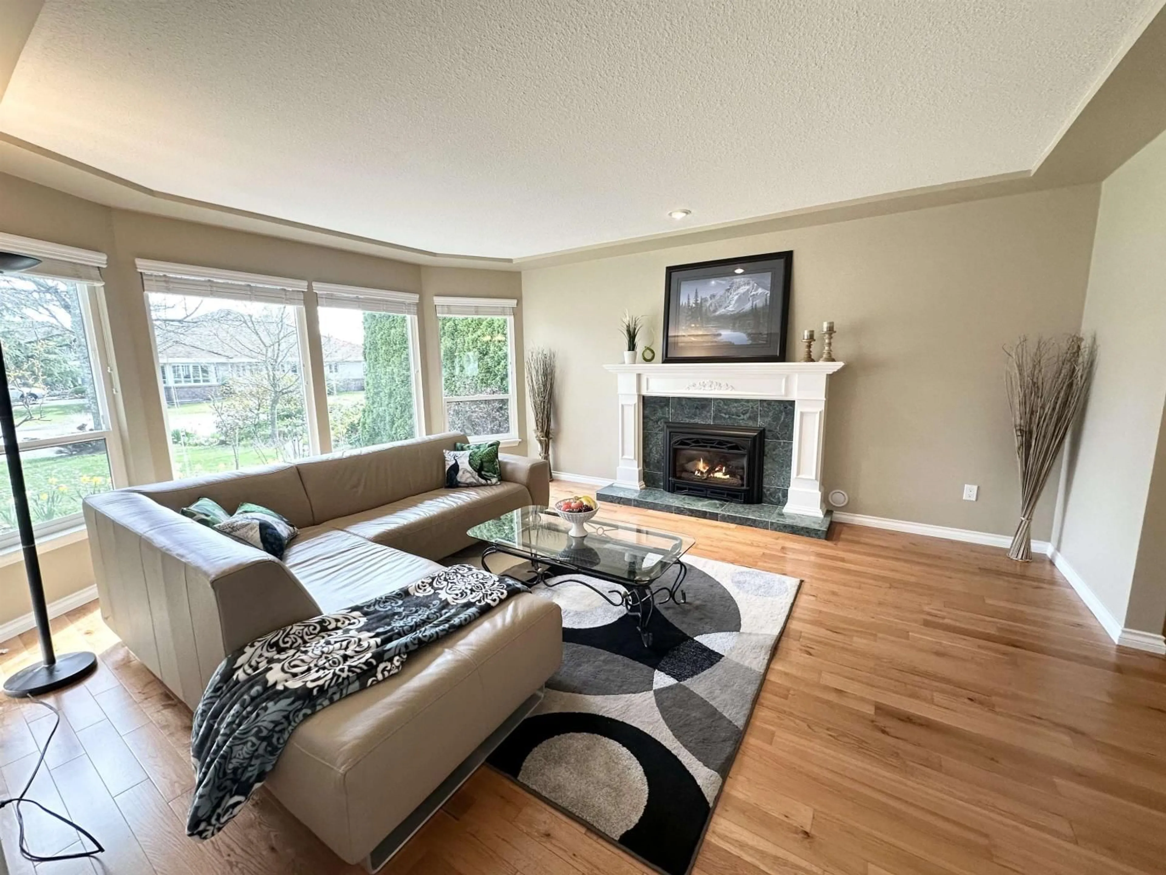 Living room with furniture, unknown for 14897 22 AVENUE, Surrey British Columbia V4A9J2