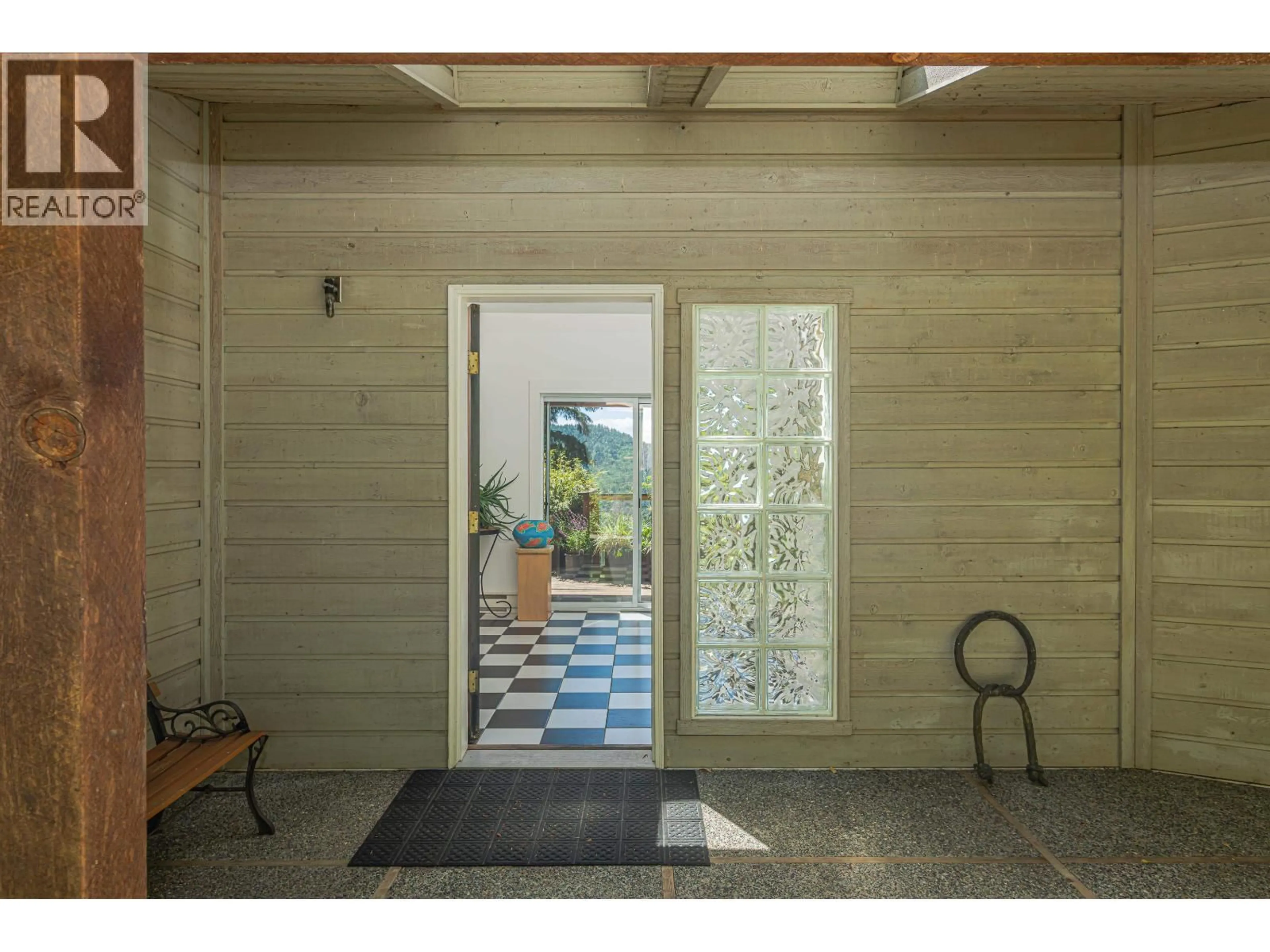 Indoor foyer for 351 ELIZABETH DRIVE, Salt Spring Island British Columbia V8K1J5