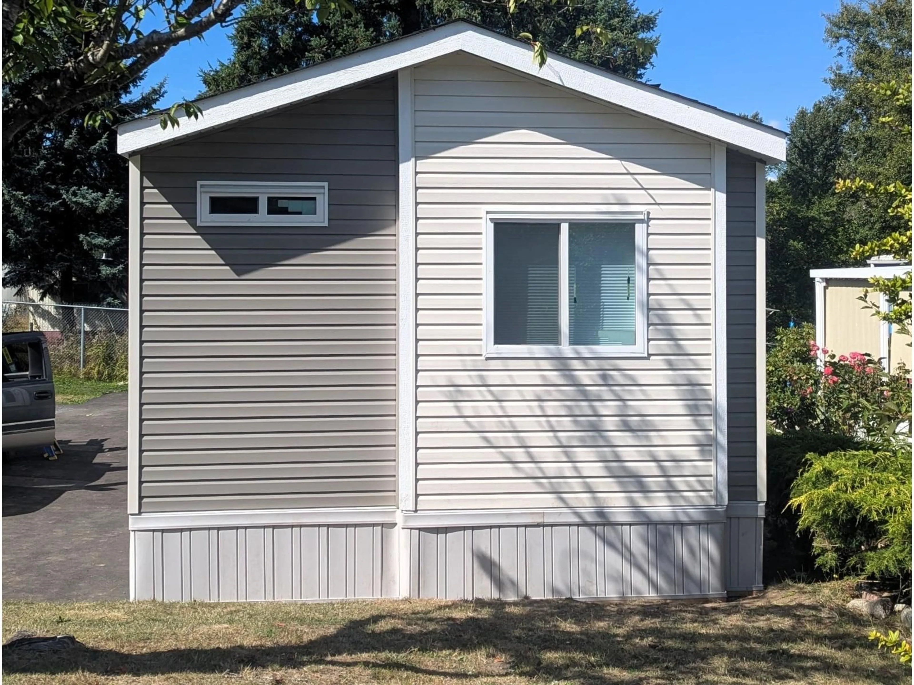 Home with vinyl exterior material, building for 104 - 8220 KING GEORGE BOULEVARD, Surrey British Columbia V3W6B1
