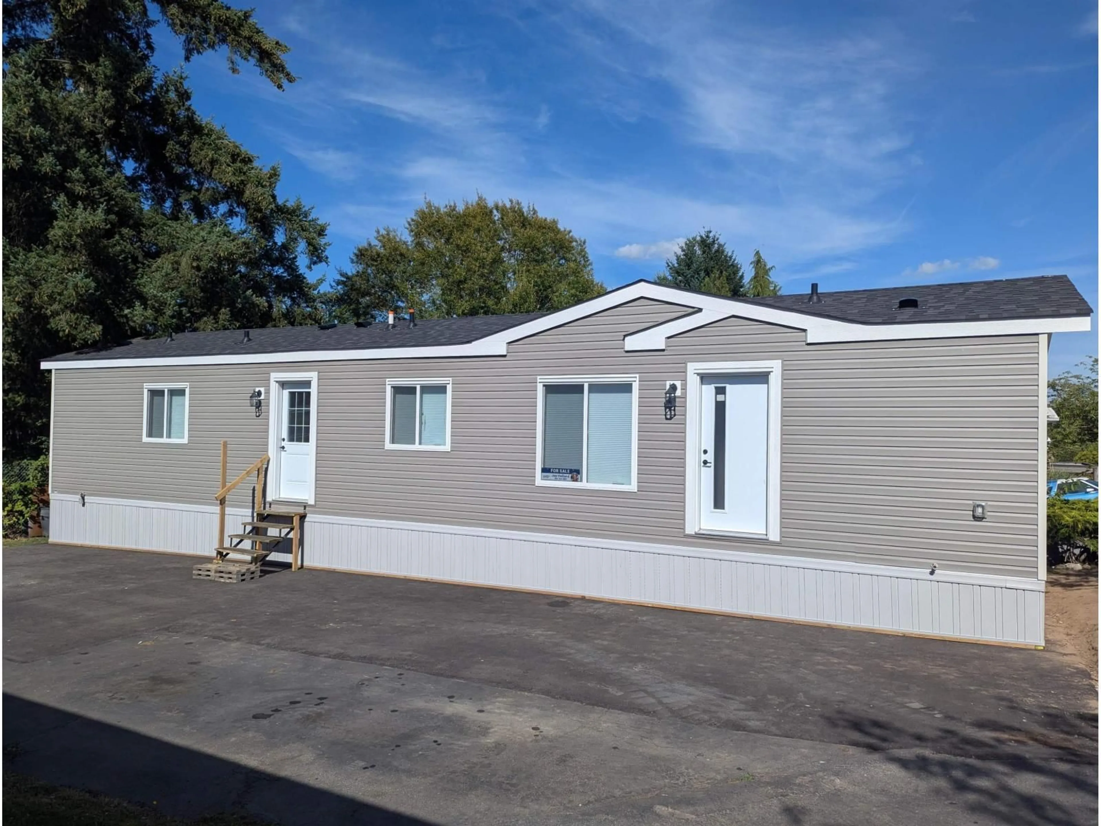 Home with vinyl exterior material, building for 104 - 8220 KING GEORGE BOULEVARD, Surrey British Columbia V3W6B1