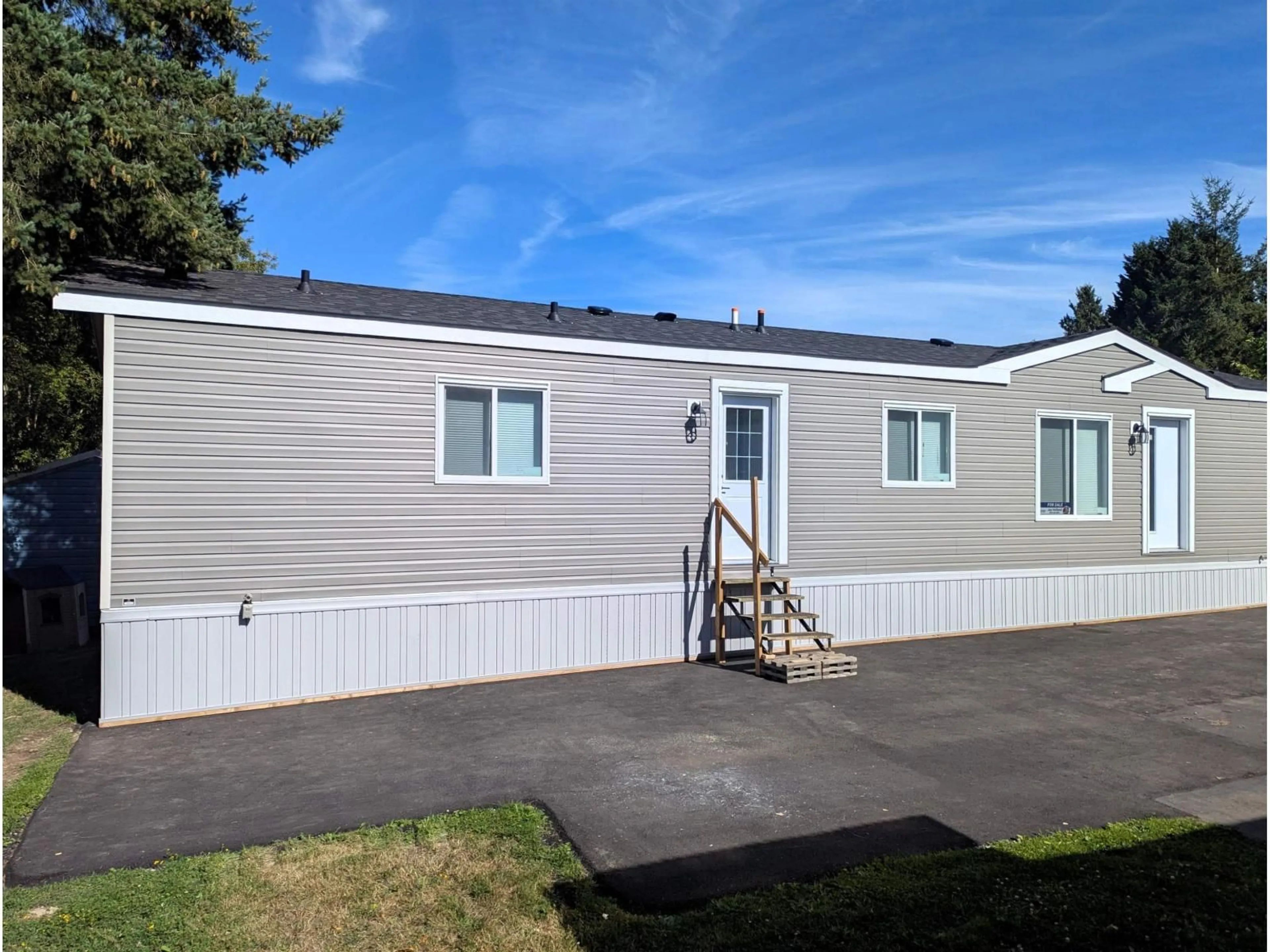 Home with vinyl exterior material, building for 104 - 8220 KING GEORGE BOULEVARD, Surrey British Columbia V3W6B1