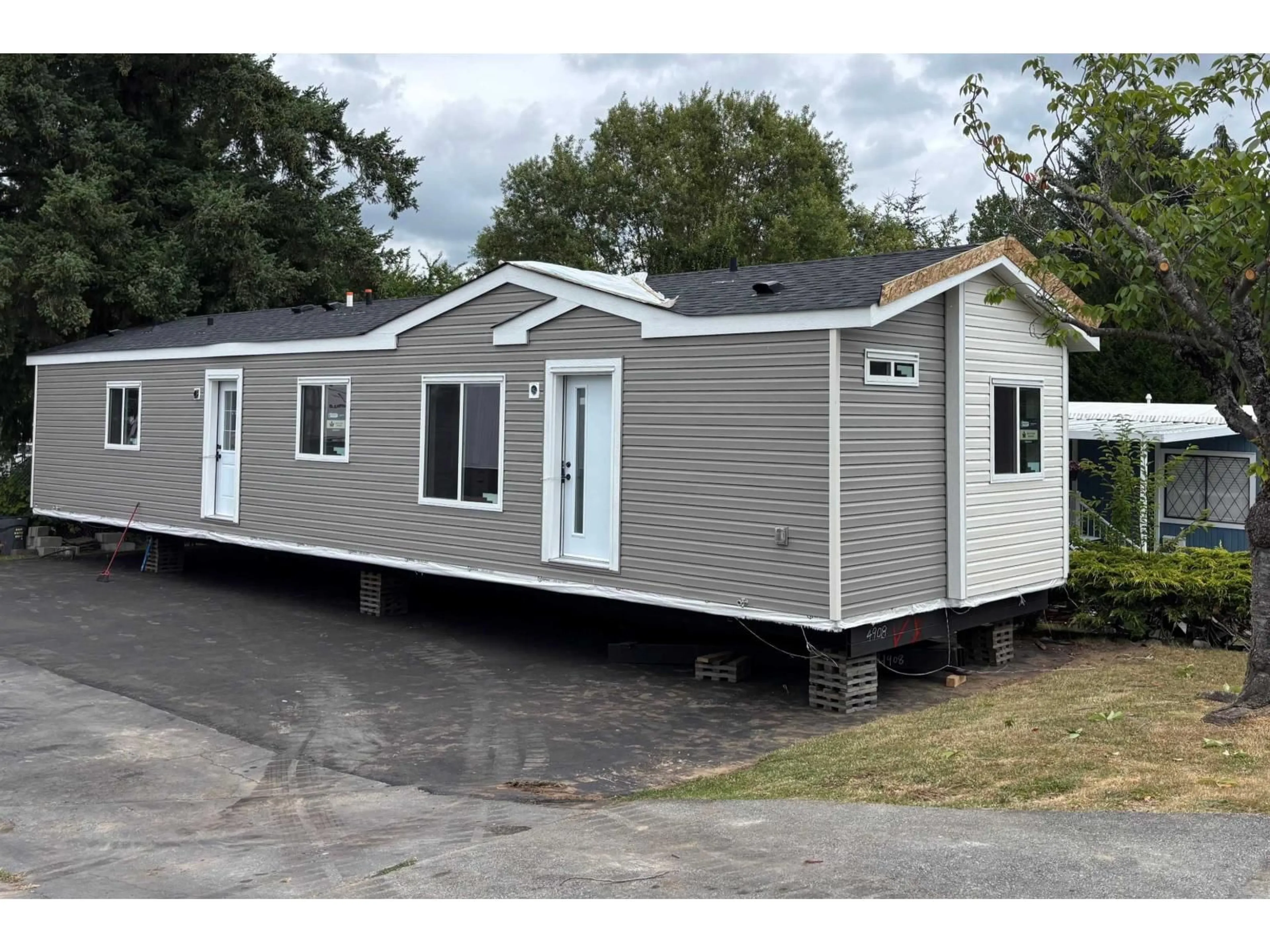 Home with vinyl exterior material, building for 104 - 8220 KING GEORGE BOULEVARD, Surrey British Columbia V3W6B1