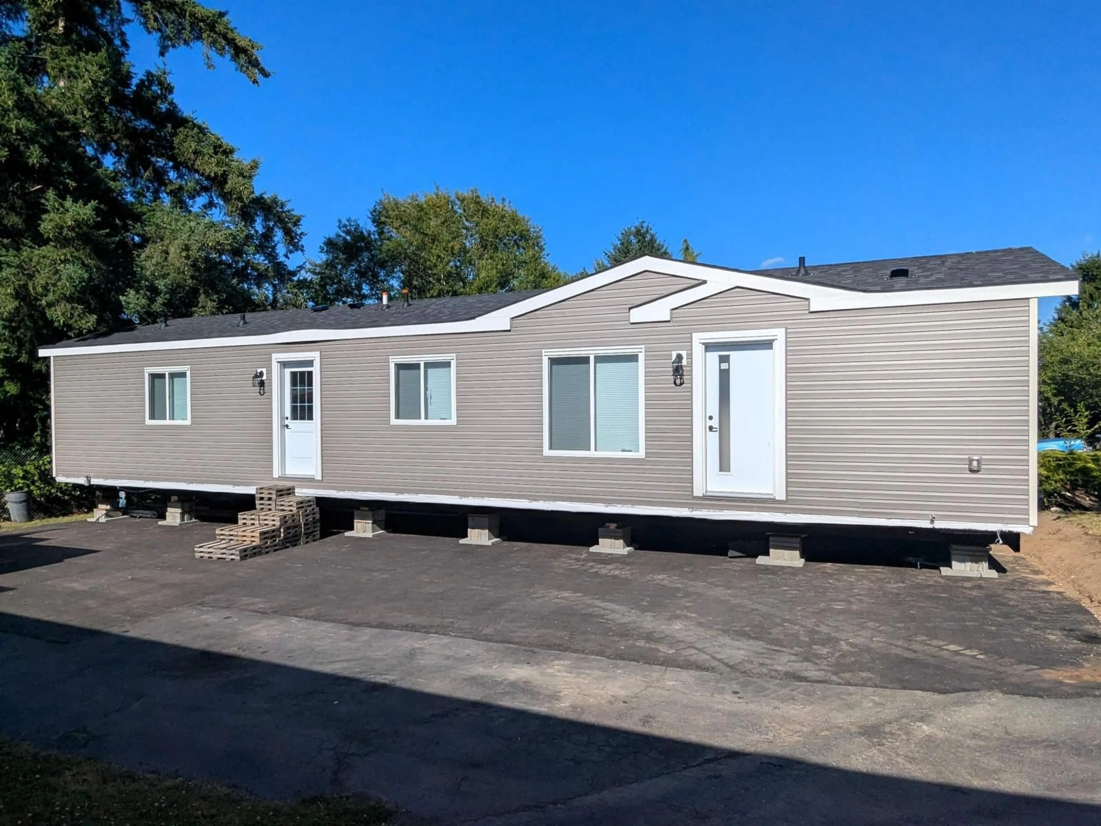 Home with vinyl exterior material, building for 104 - 8220 KING GEORGE BOULEVARD, Surrey British Columbia V3W6B1