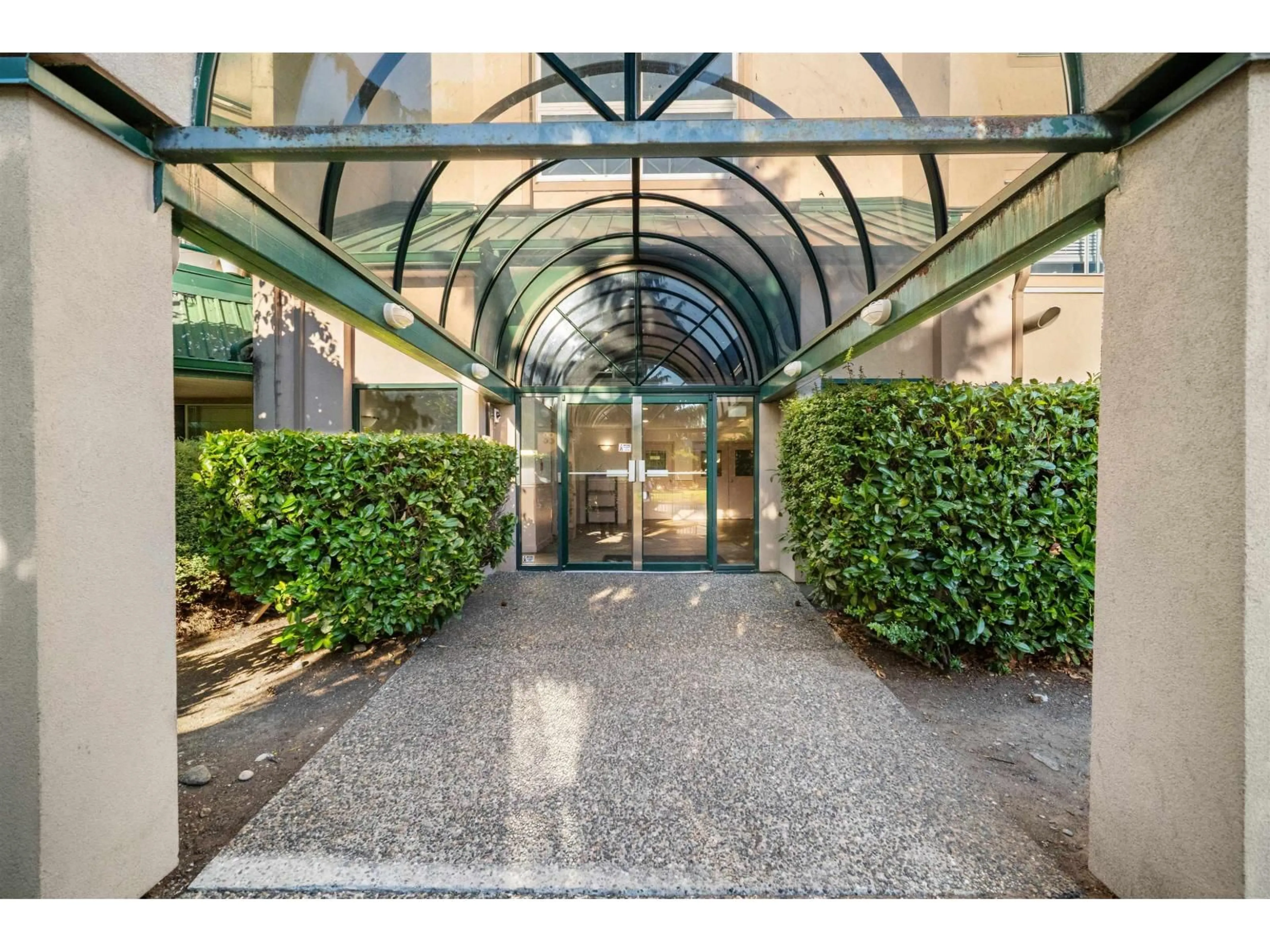 Indoor foyer for 207 - 2962 TRETHEWEY STREET, Abbotsford British Columbia V2T4M3