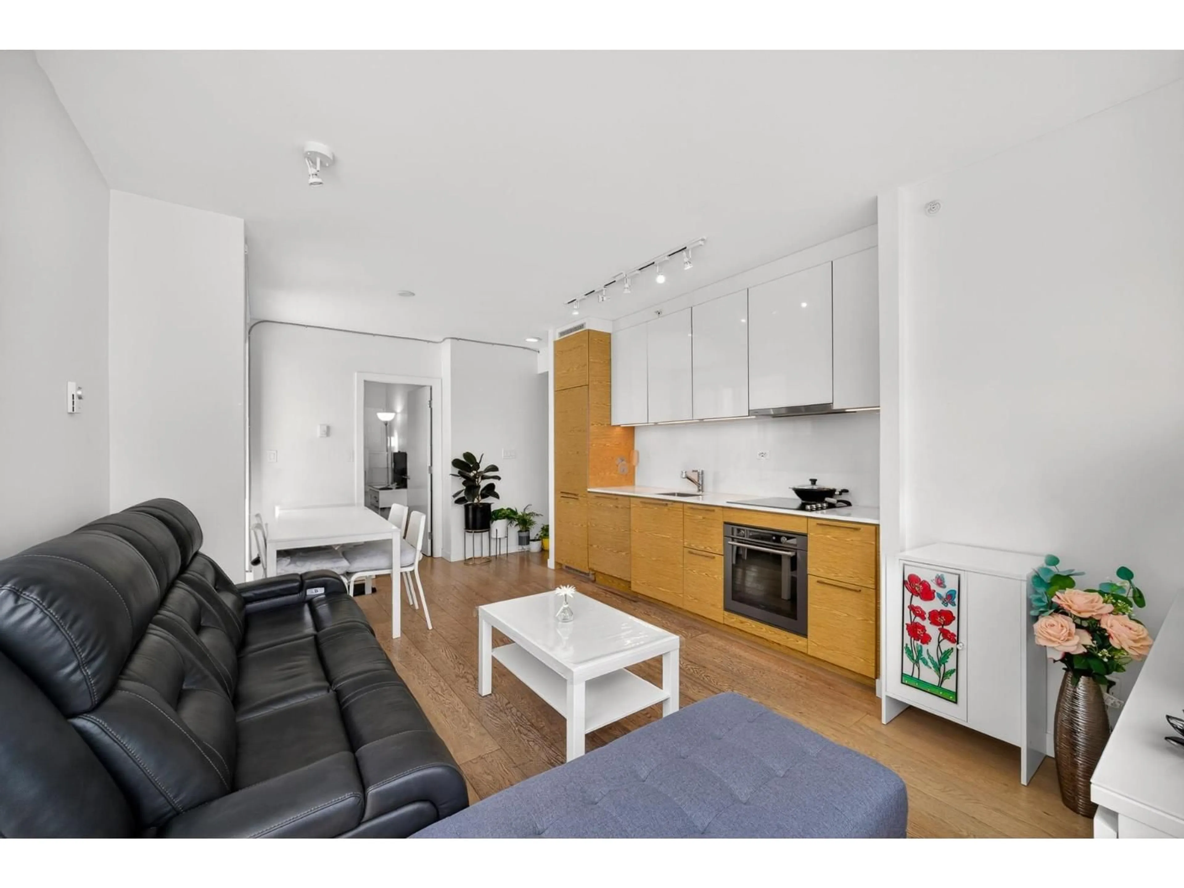 Living room with furniture, wood/laminate floor for 511 - 13438 CENTRAL AVENUE, Surrey British Columbia V3T0N2