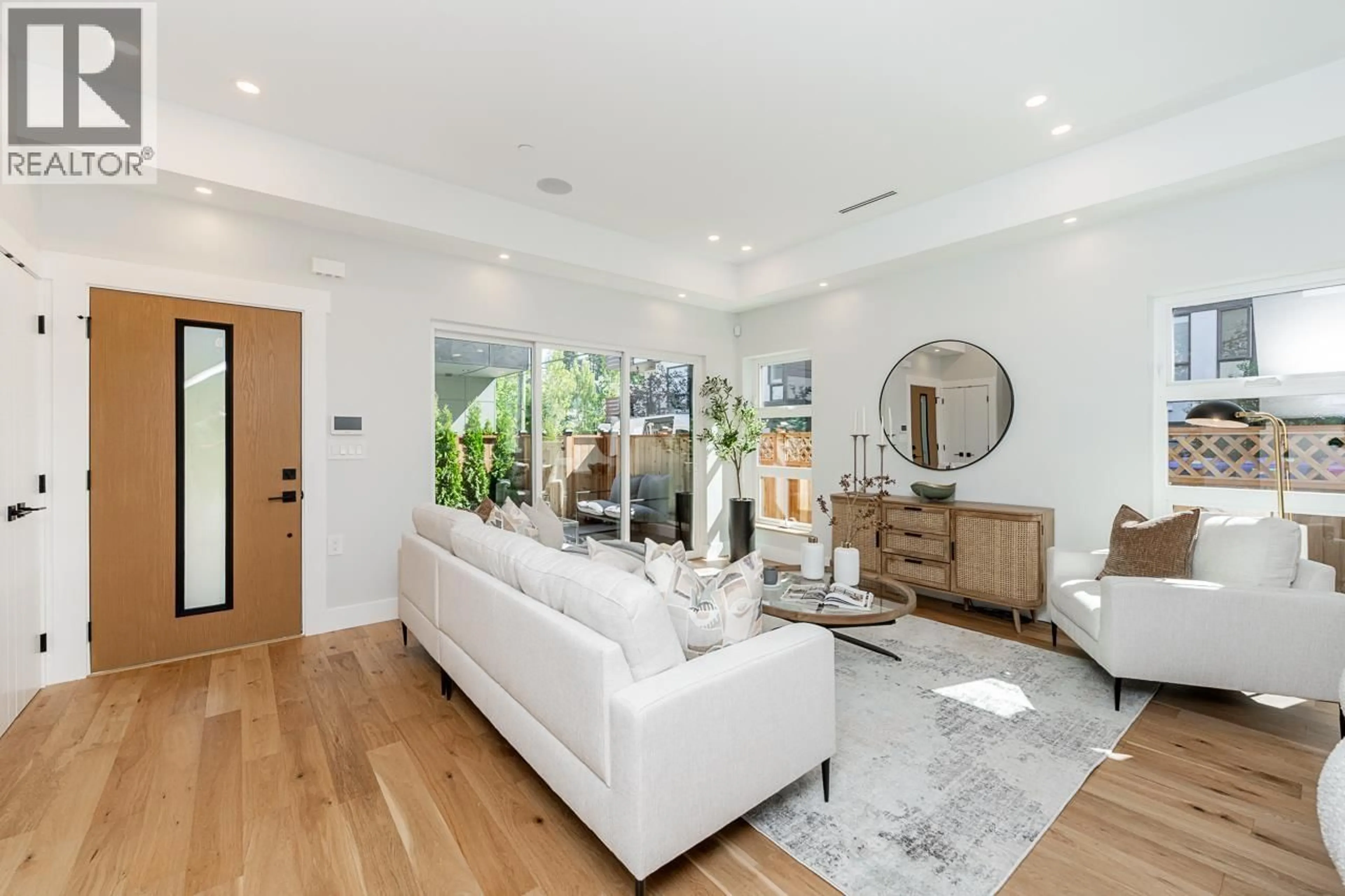 Living room with furniture, unknown for 1 - 678 22ND AVENUE, Vancouver British Columbia V5V1V4