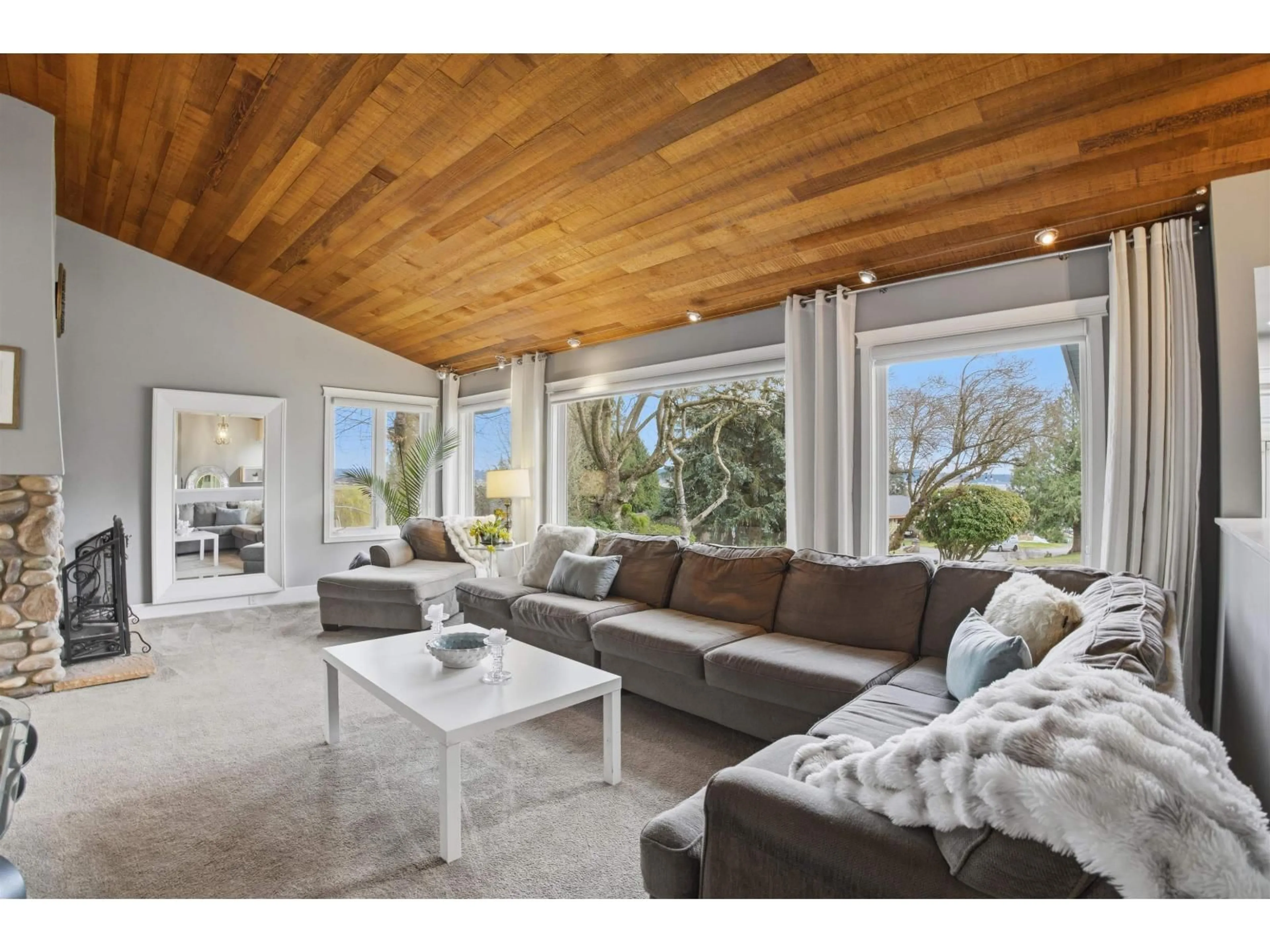 Living room with furniture, unknown for 12891 SOUTHRIDGE DRIVE, Surrey British Columbia V3X3C7