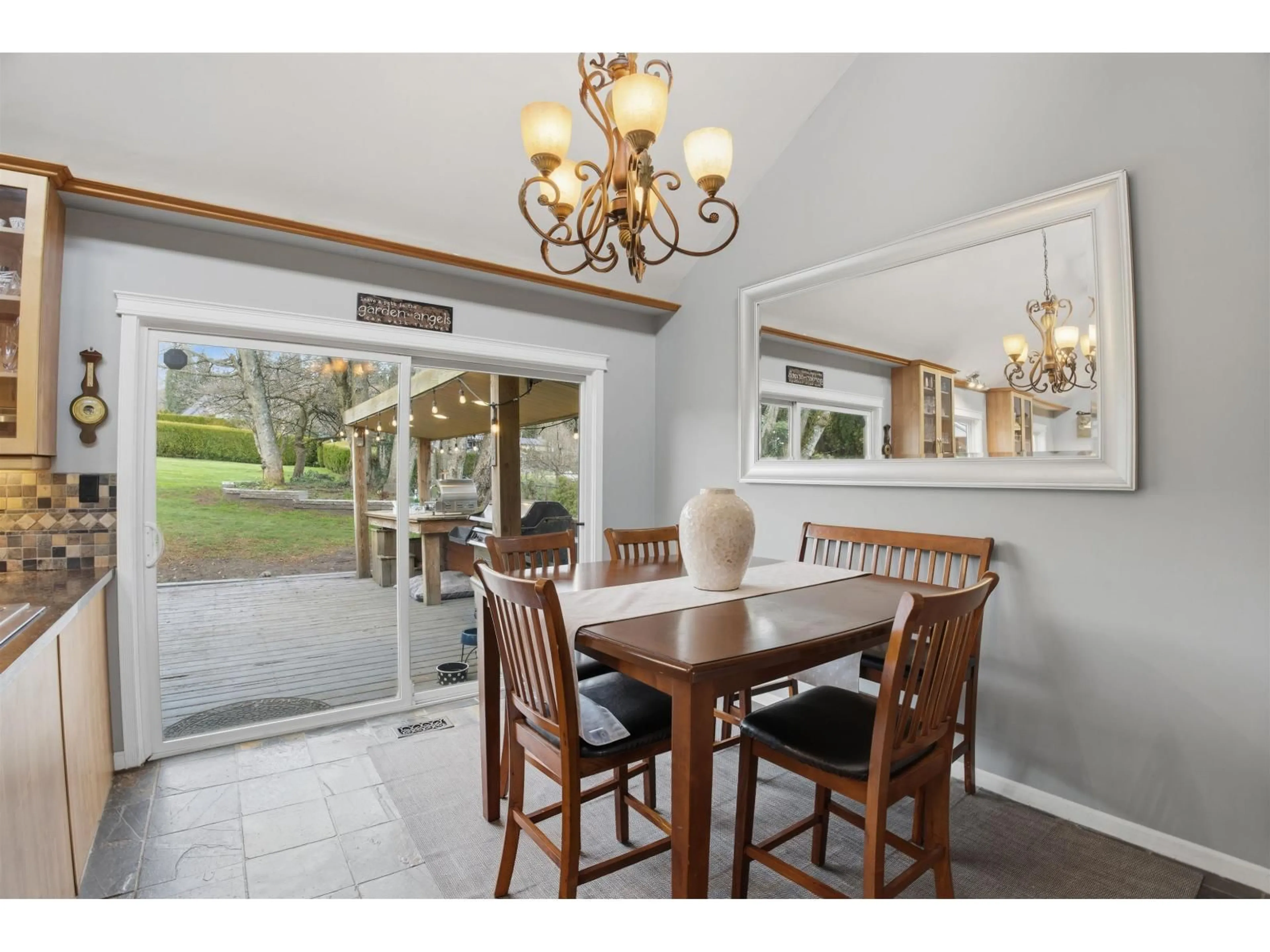 Dining room, ceramic/tile floor for 12891 SOUTHRIDGE DRIVE, Surrey British Columbia V3X3C7