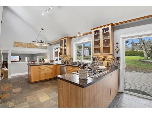 12891 SOUTHRIDGE DRIVE, Surrey 5
