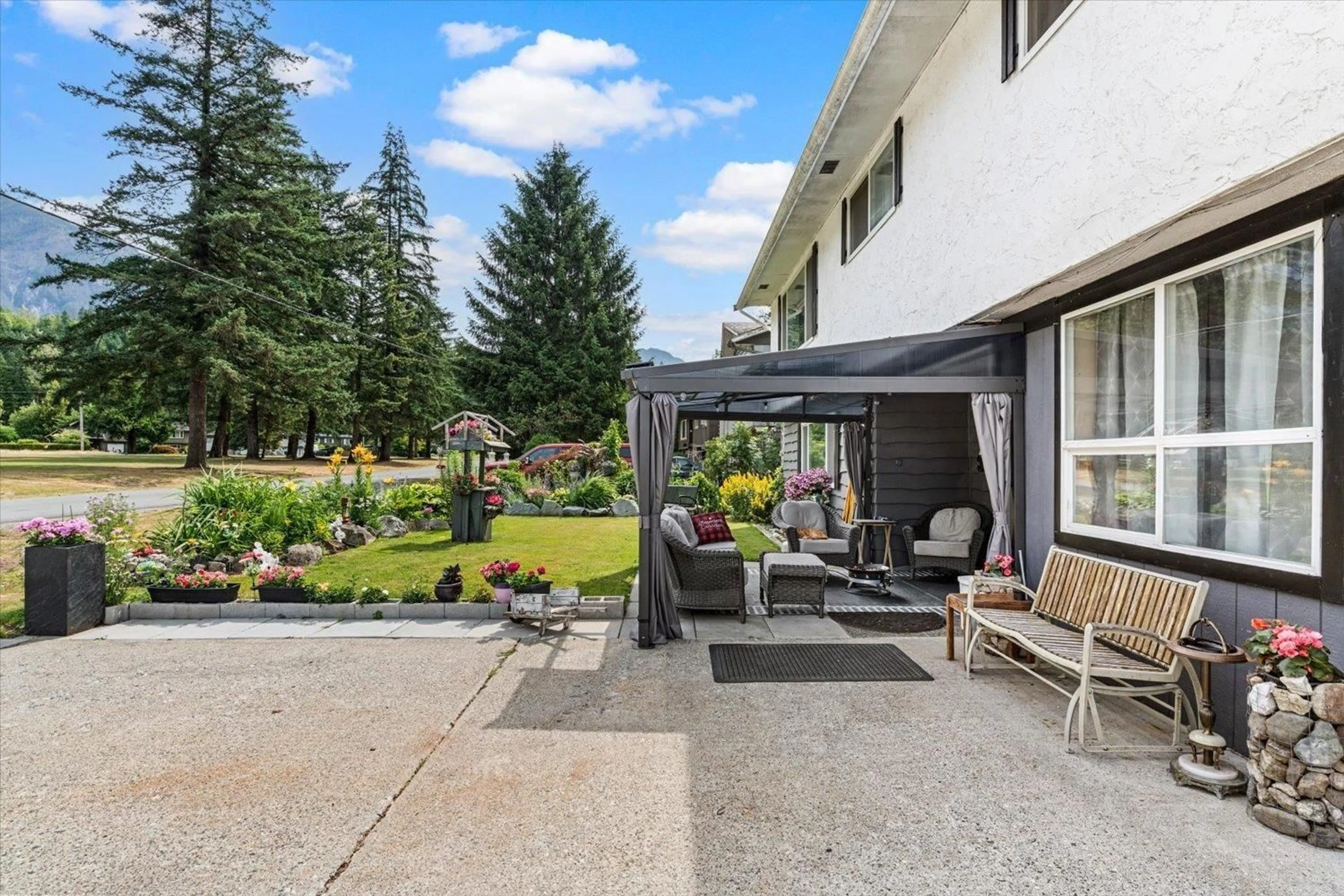 Patio, mountain view for 300 ROBERTSON CRESCENT, Hope British Columbia V0X1L4