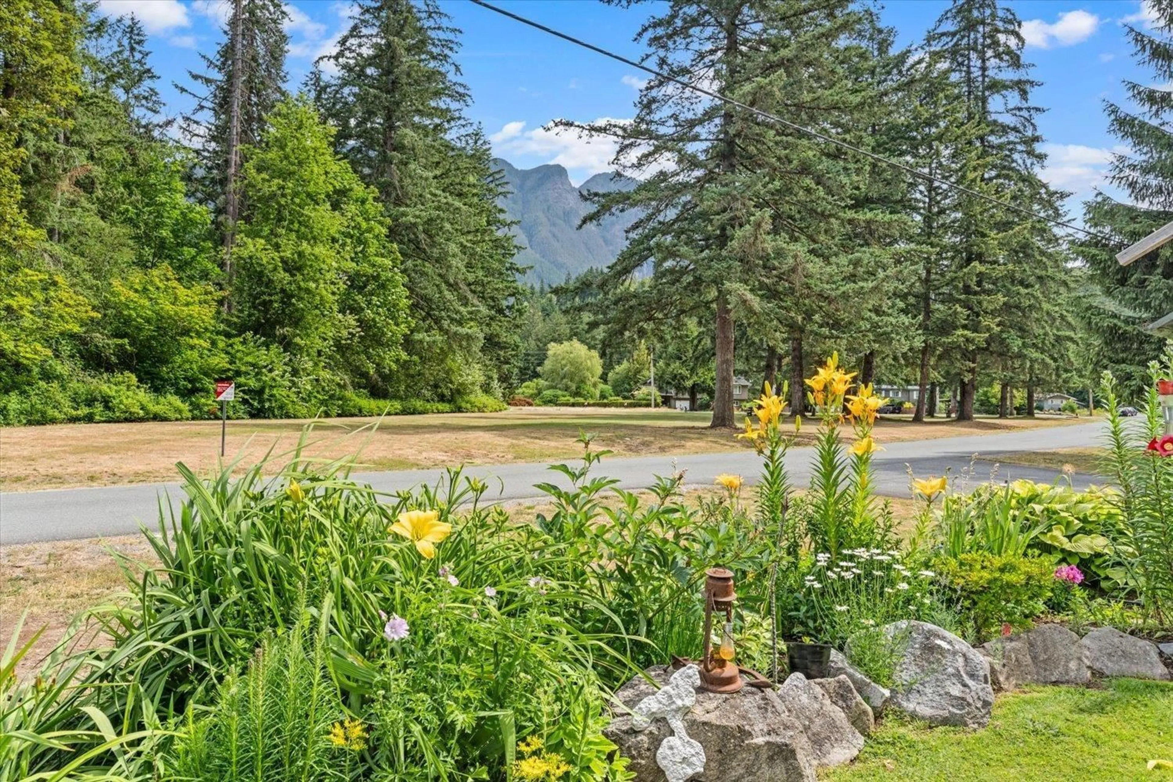 Patio, mountain view for 300 ROBERTSON CRESCENT, Hope British Columbia V0X1L4