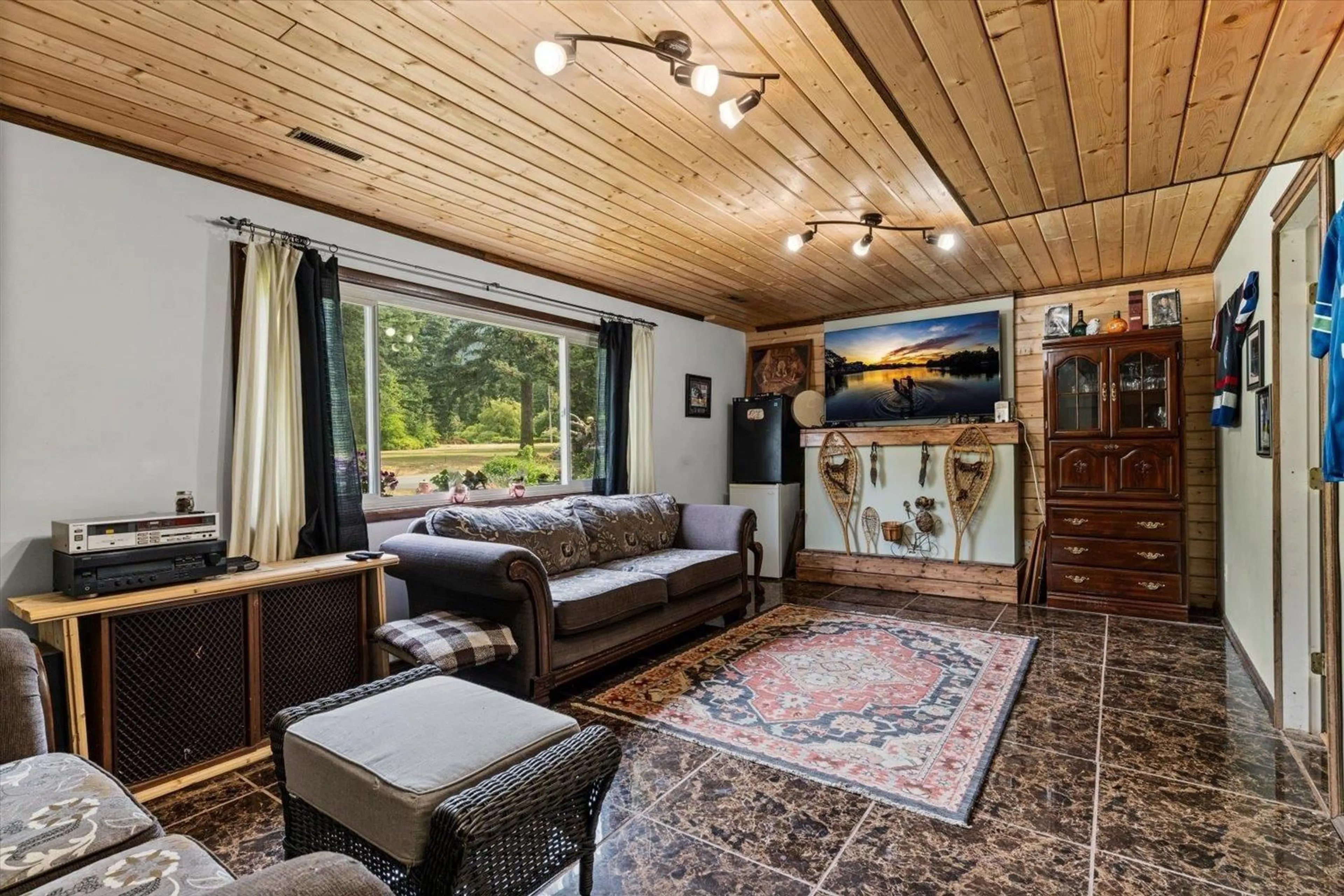 Living room with furniture, unknown for 300 ROBERTSON CRESCENT, Hope British Columbia V0X1L4