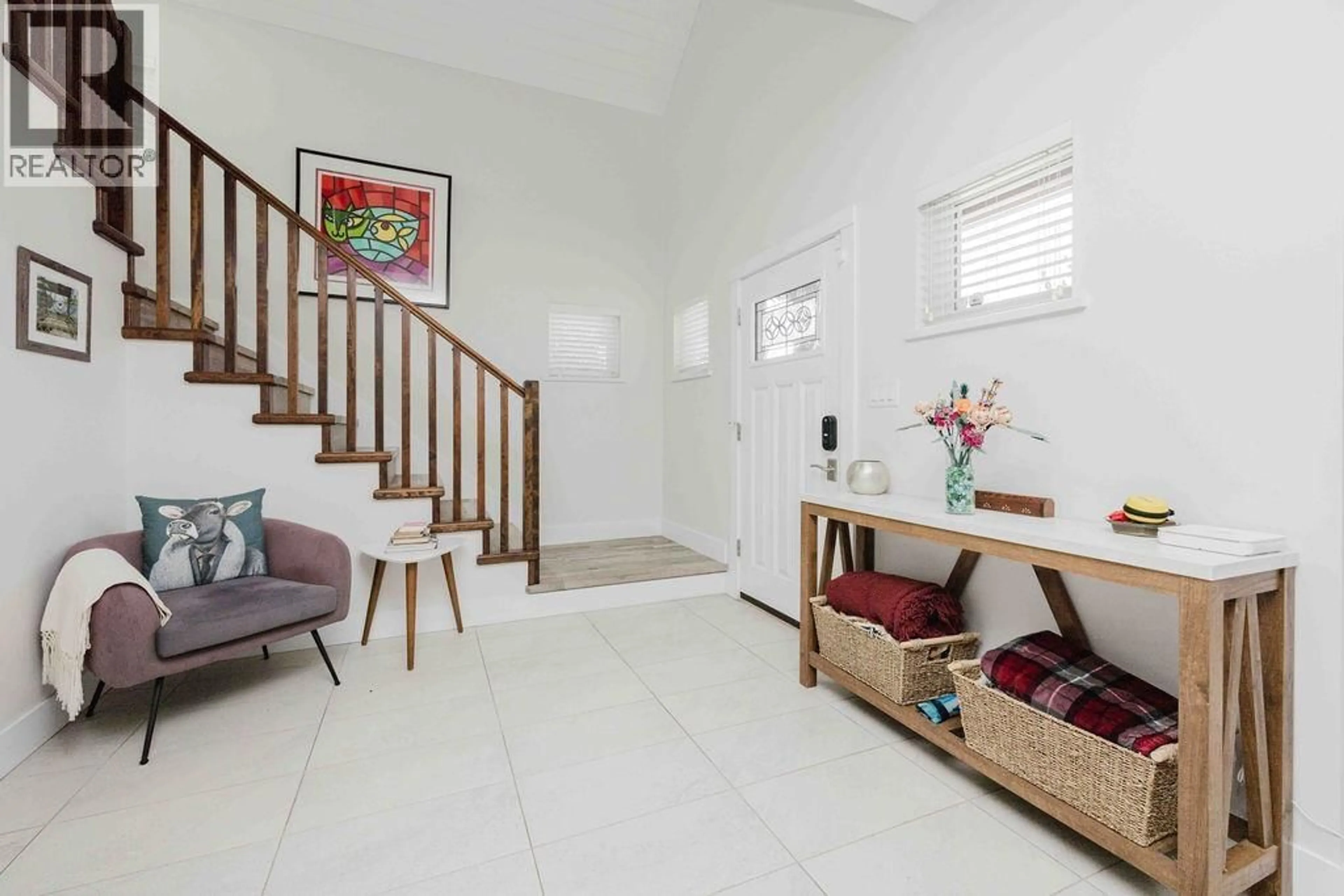 Indoor entryway for 1032 WOODSWORTH ROAD, Gibsons British Columbia V0N1V7