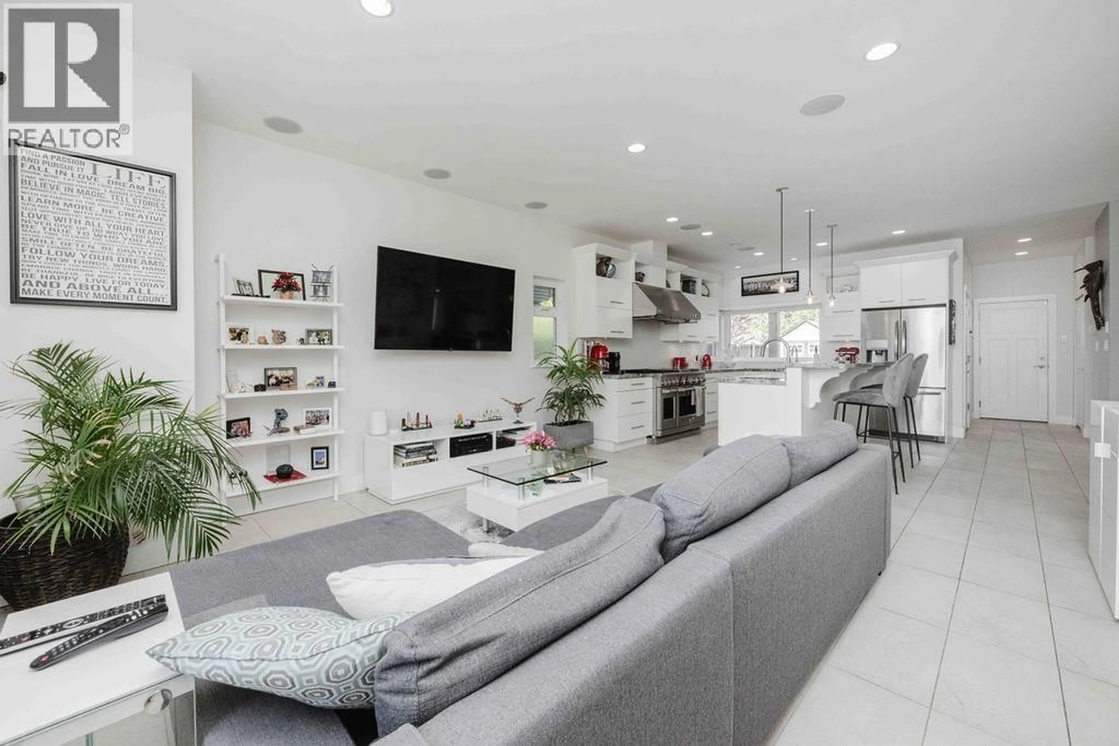 Living room with furniture, unknown for 1032 WOODSWORTH ROAD, Gibsons British Columbia V0N1V7