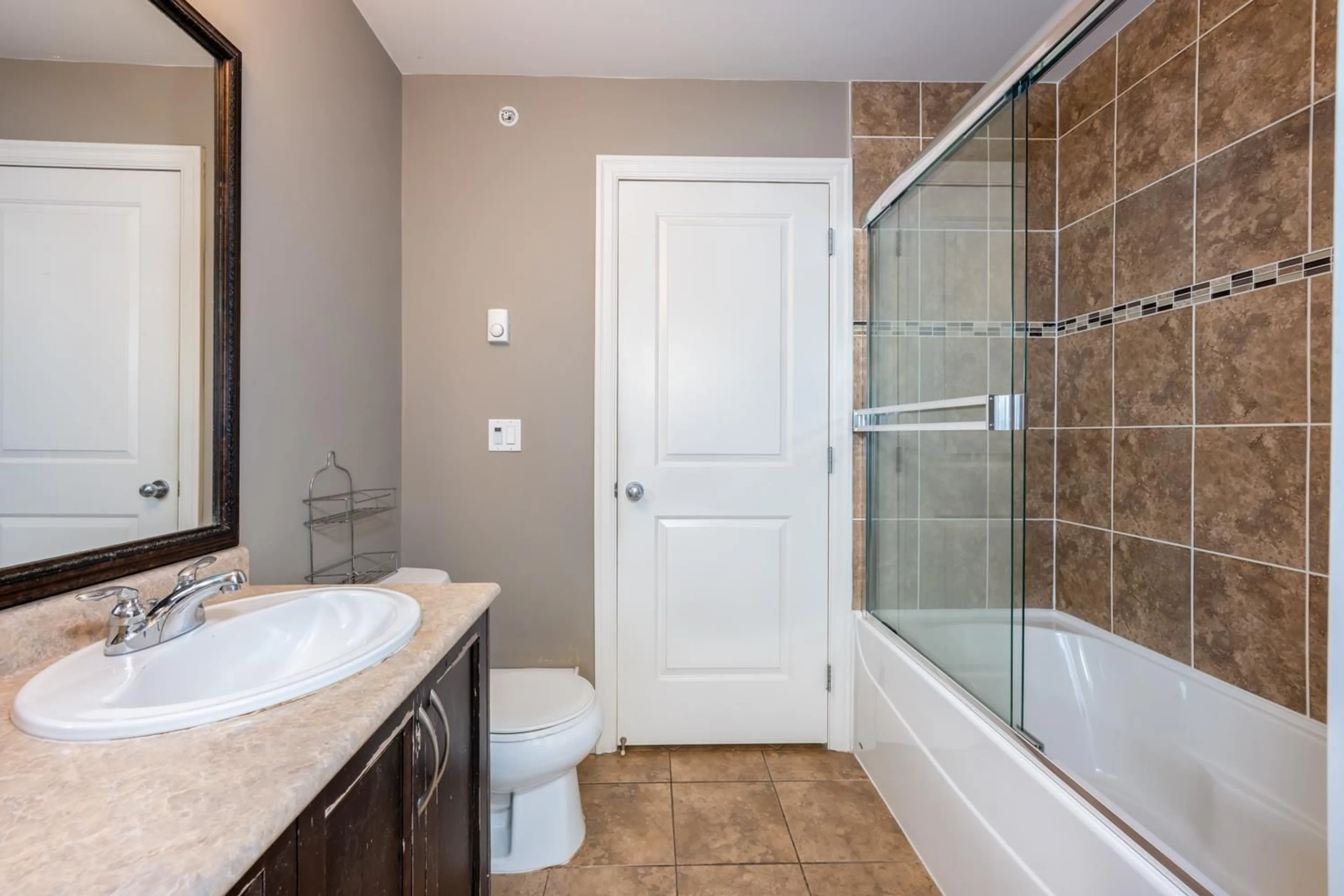 Standard bathroom, ceramic/tile floor for 311 - 12088 75A AVENUE, Surrey British Columbia V3W1Y4