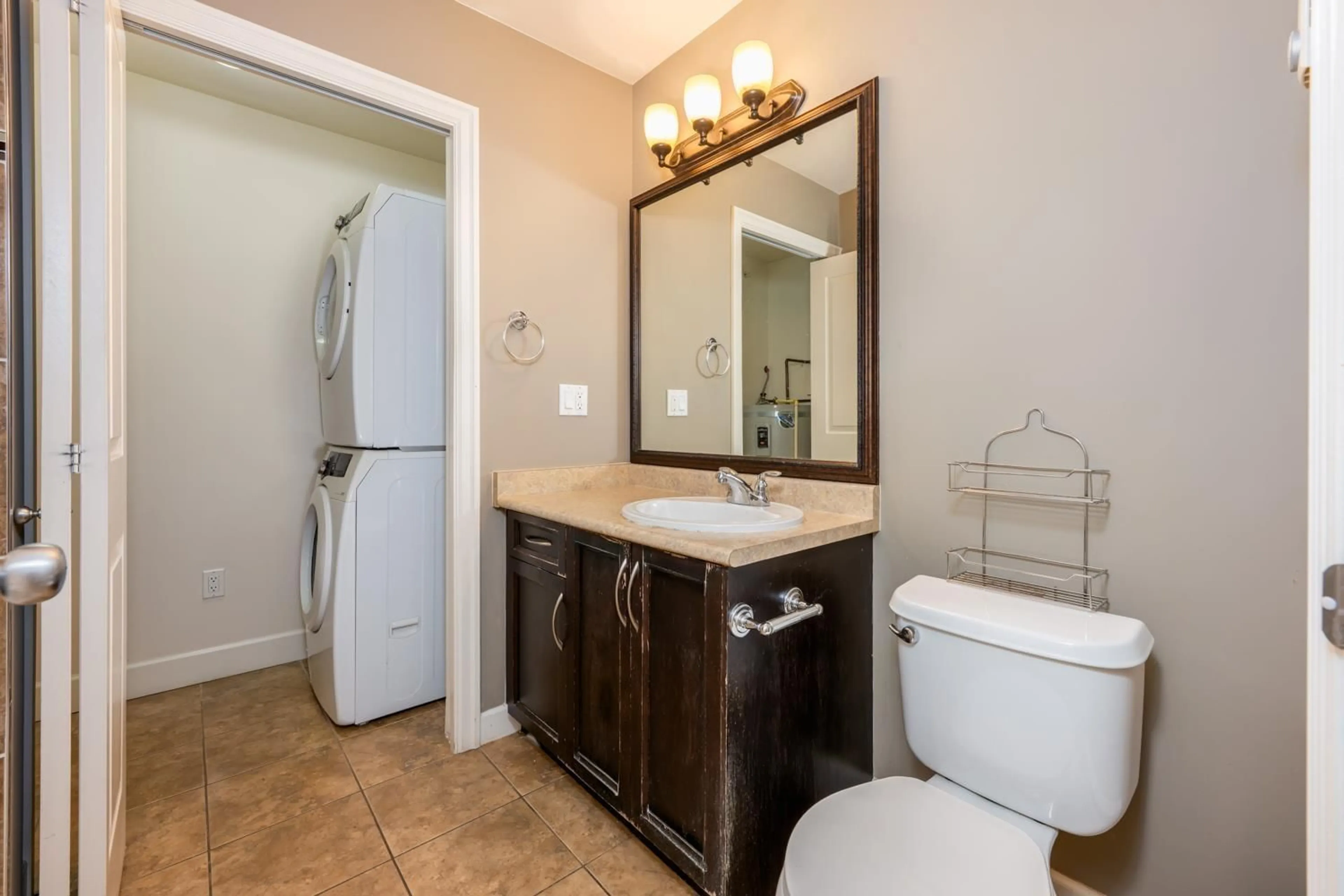 Standard bathroom, ceramic/tile floor for 311 - 12088 75A AVENUE, Surrey British Columbia V3W1Y4