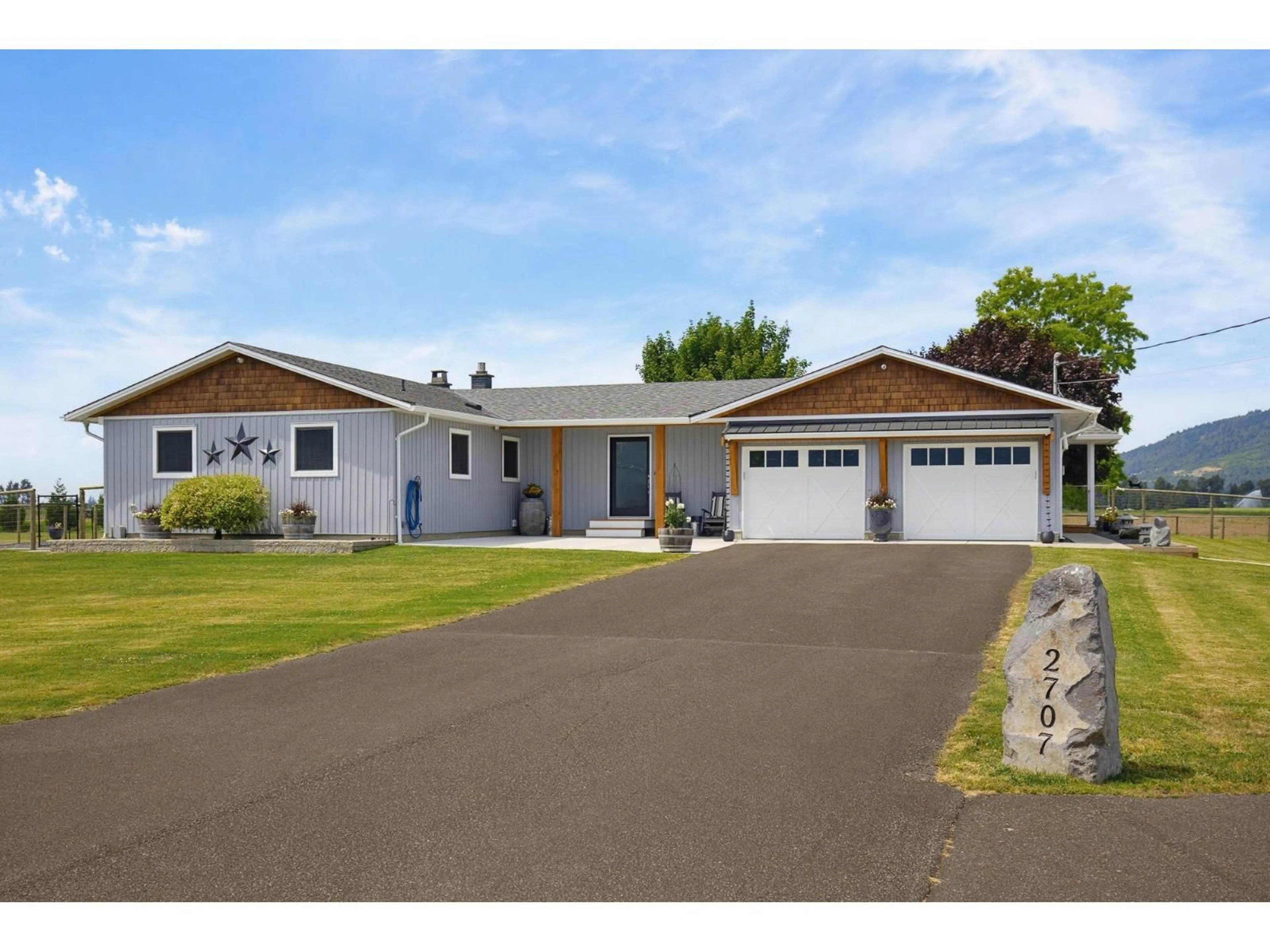 Home with vinyl exterior material, street for 2707 MARION ROAD, Abbotsford British Columbia V3G2J5