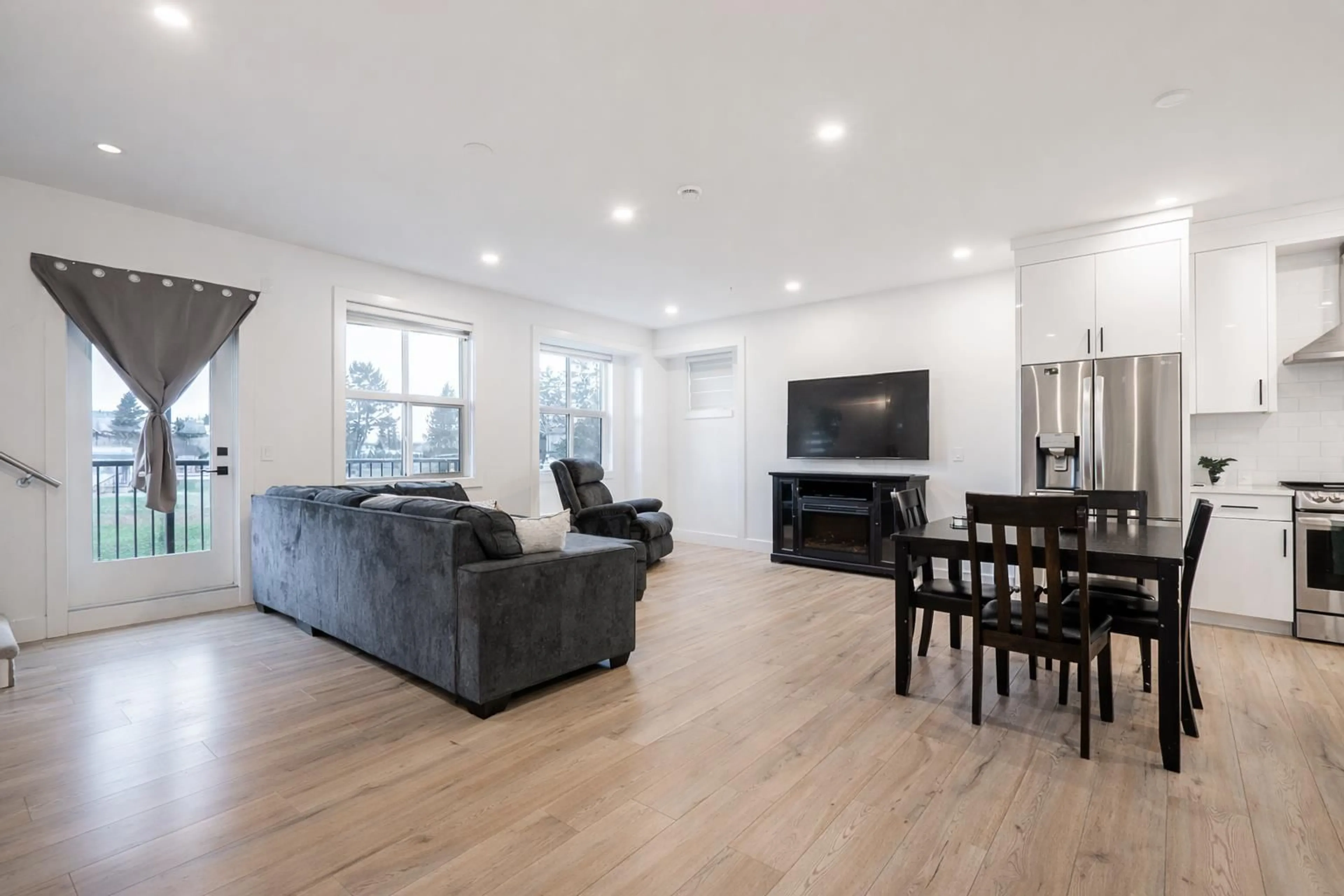 Living room with furniture, wood/laminate floor for 9 - 32160 PEARDONVILLE ROAD, Abbotsford British Columbia V2T0K4
