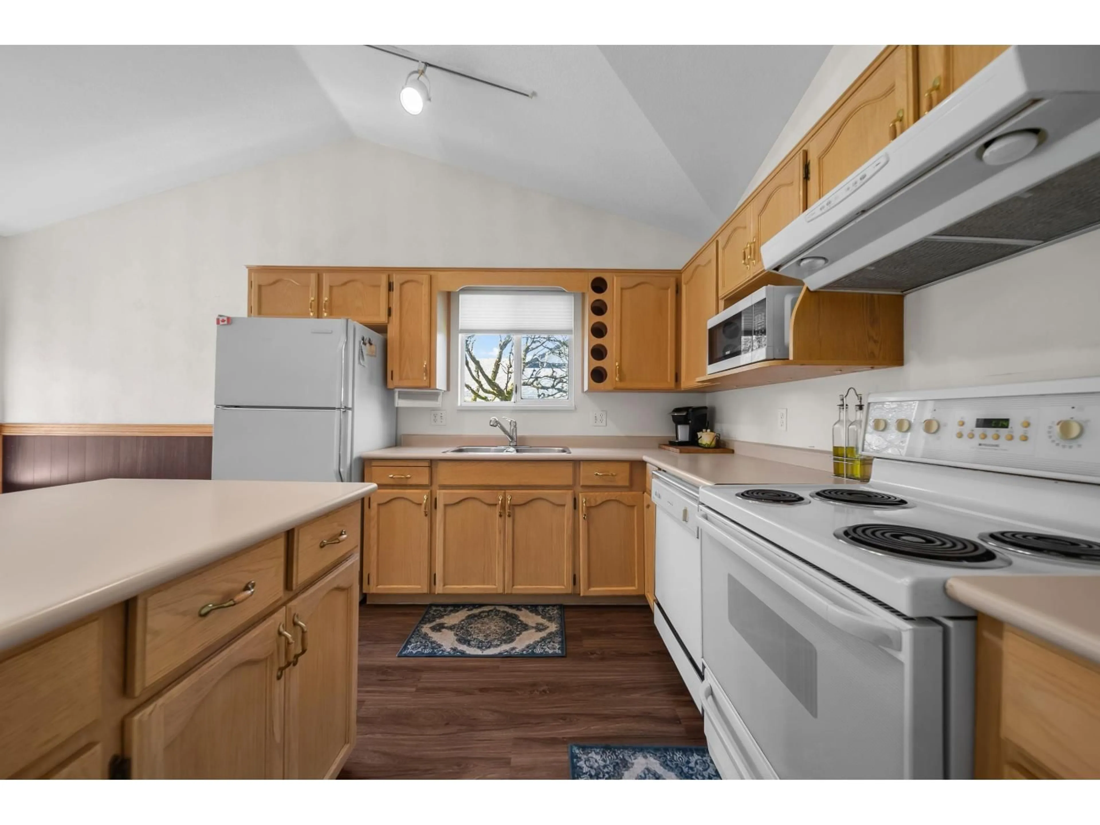 Standard kitchen, unknown for 31 - 19649 53 AVENUE, Langley British Columbia V3A8C5