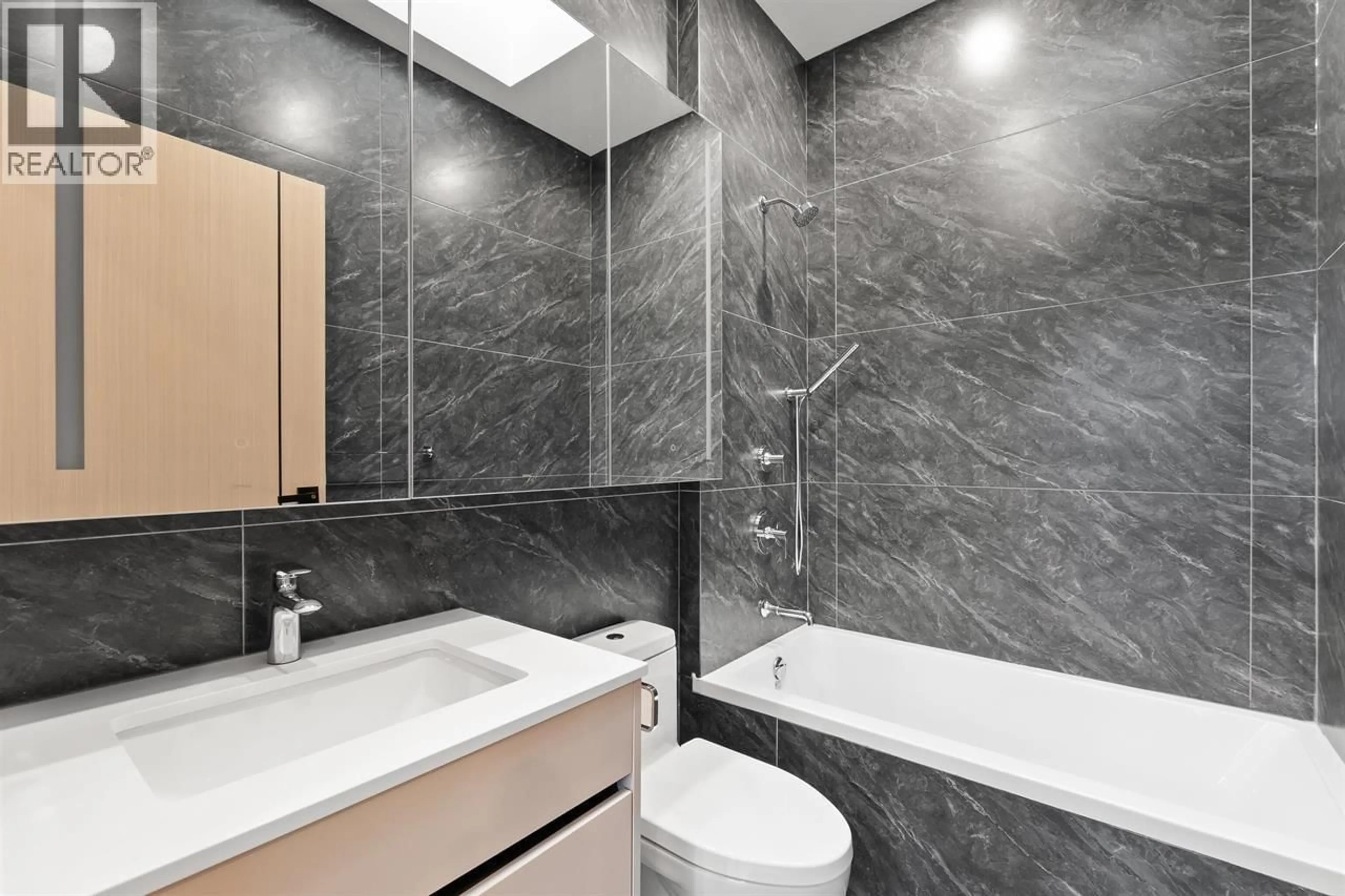 Standard bathroom, ceramic/tile floor for 1510 61ST AVENUE, Vancouver British Columbia V6P4Y9