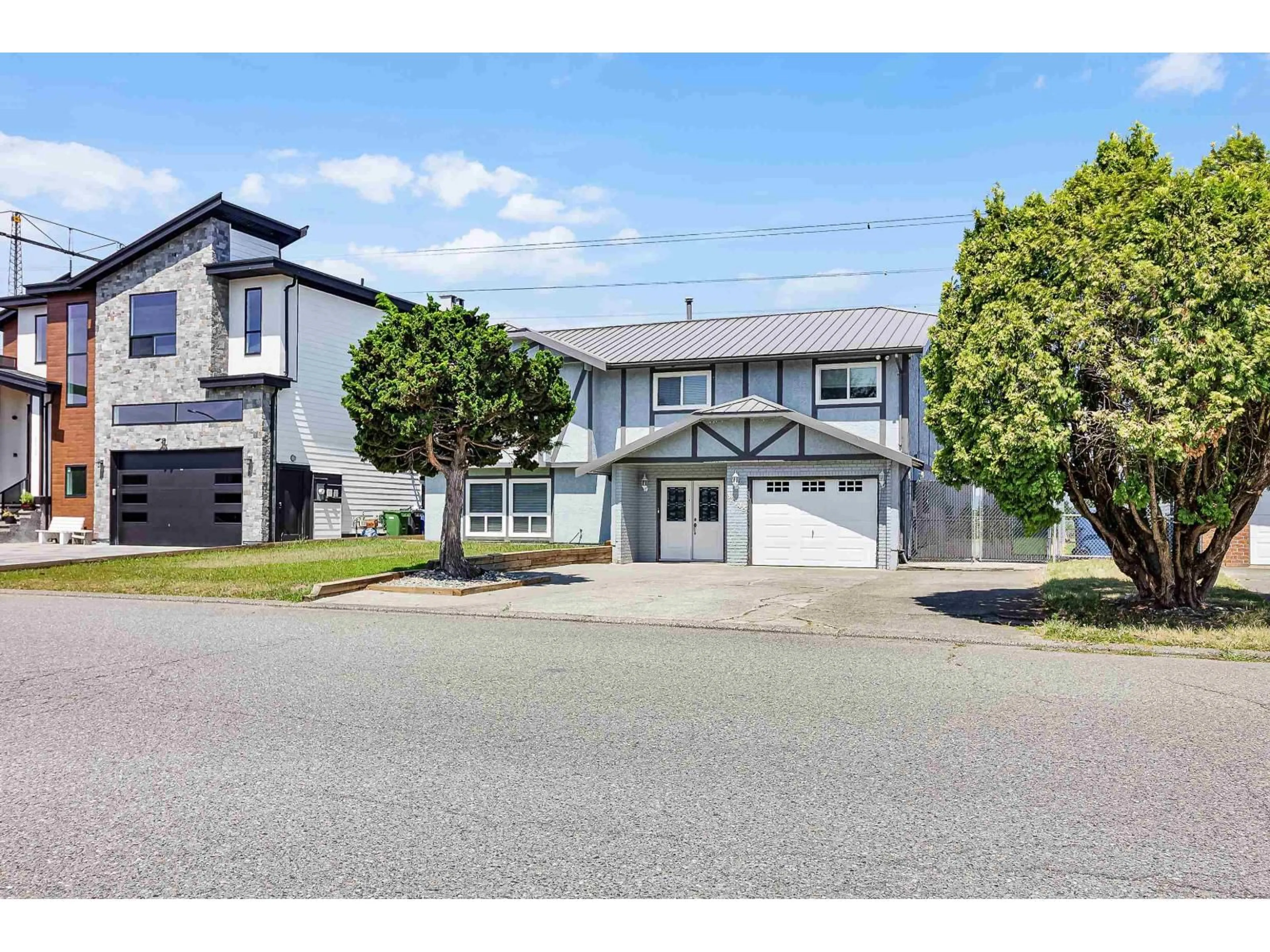 A pic from outside/outdoor area/front of a property/back of a property/a pic from drone, street for 32745 OKANAGAN DRIVE, Abbotsford British Columbia V2T4Z4