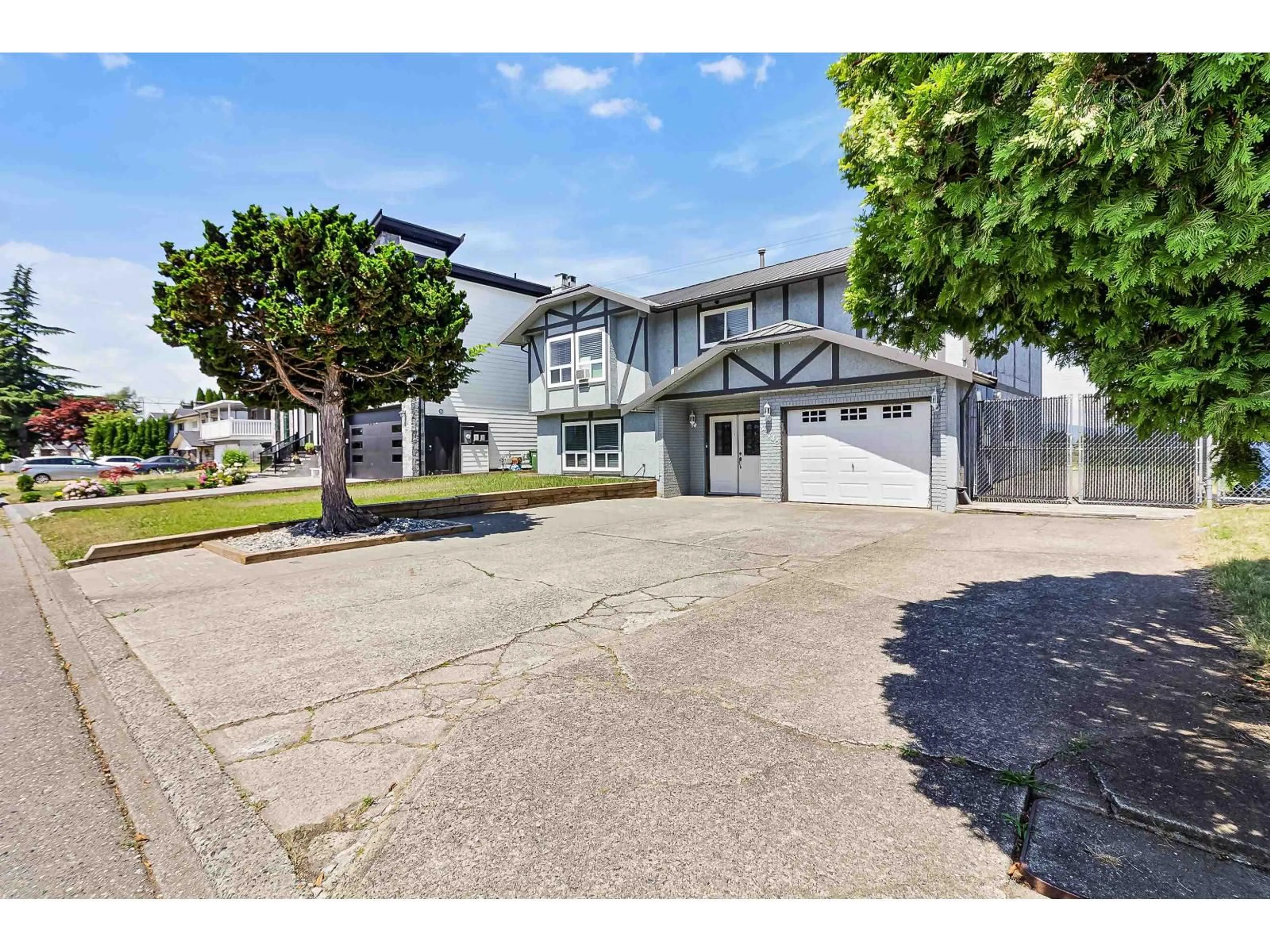 A pic from outside/outdoor area/front of a property/back of a property/a pic from drone, street for 32745 OKANAGAN DRIVE, Abbotsford British Columbia V2T4Z4
