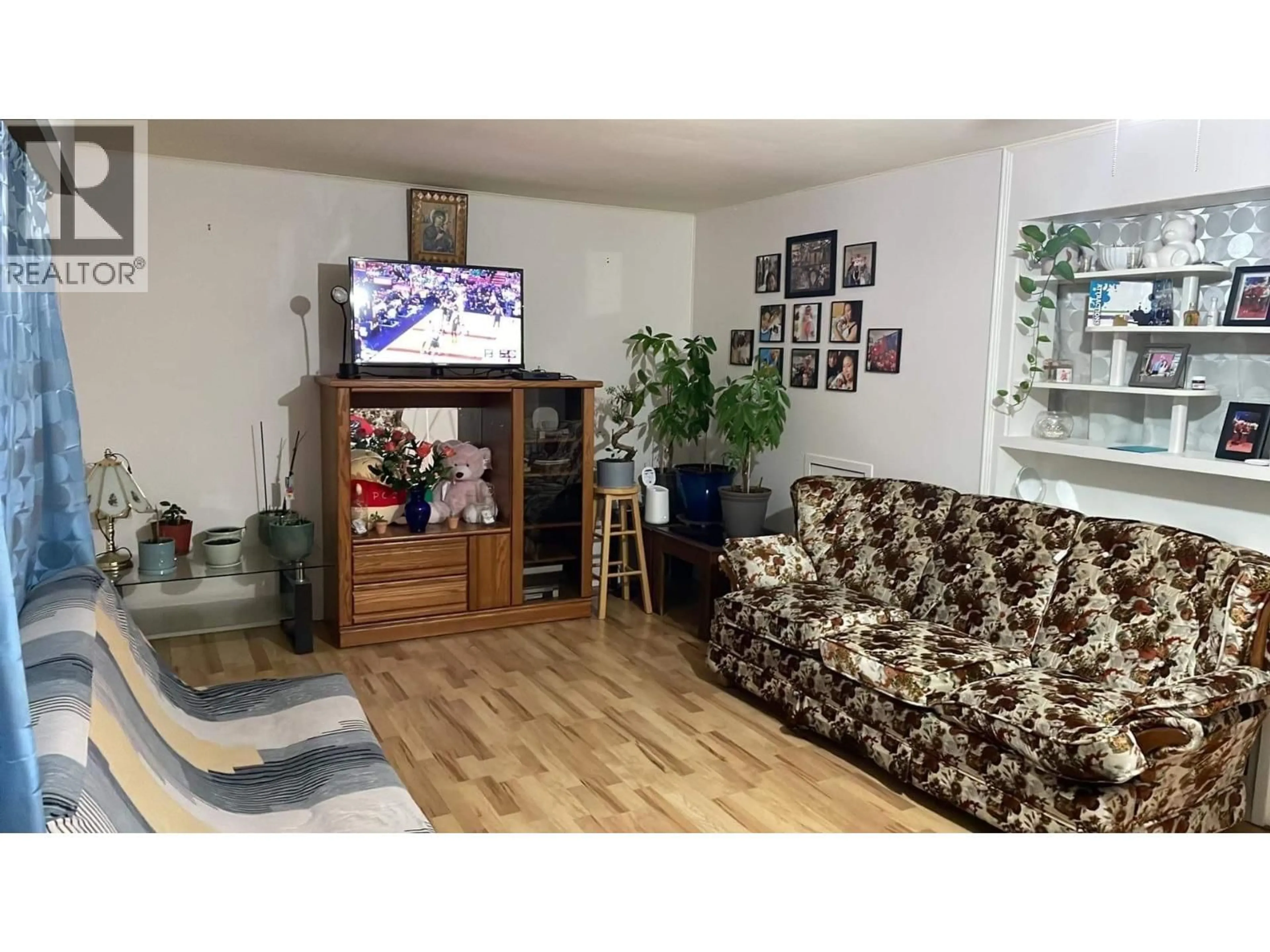 Living room with furniture, wood/laminate floor for 990 GILLETT STREET, Prince George British Columbia V2M2T9