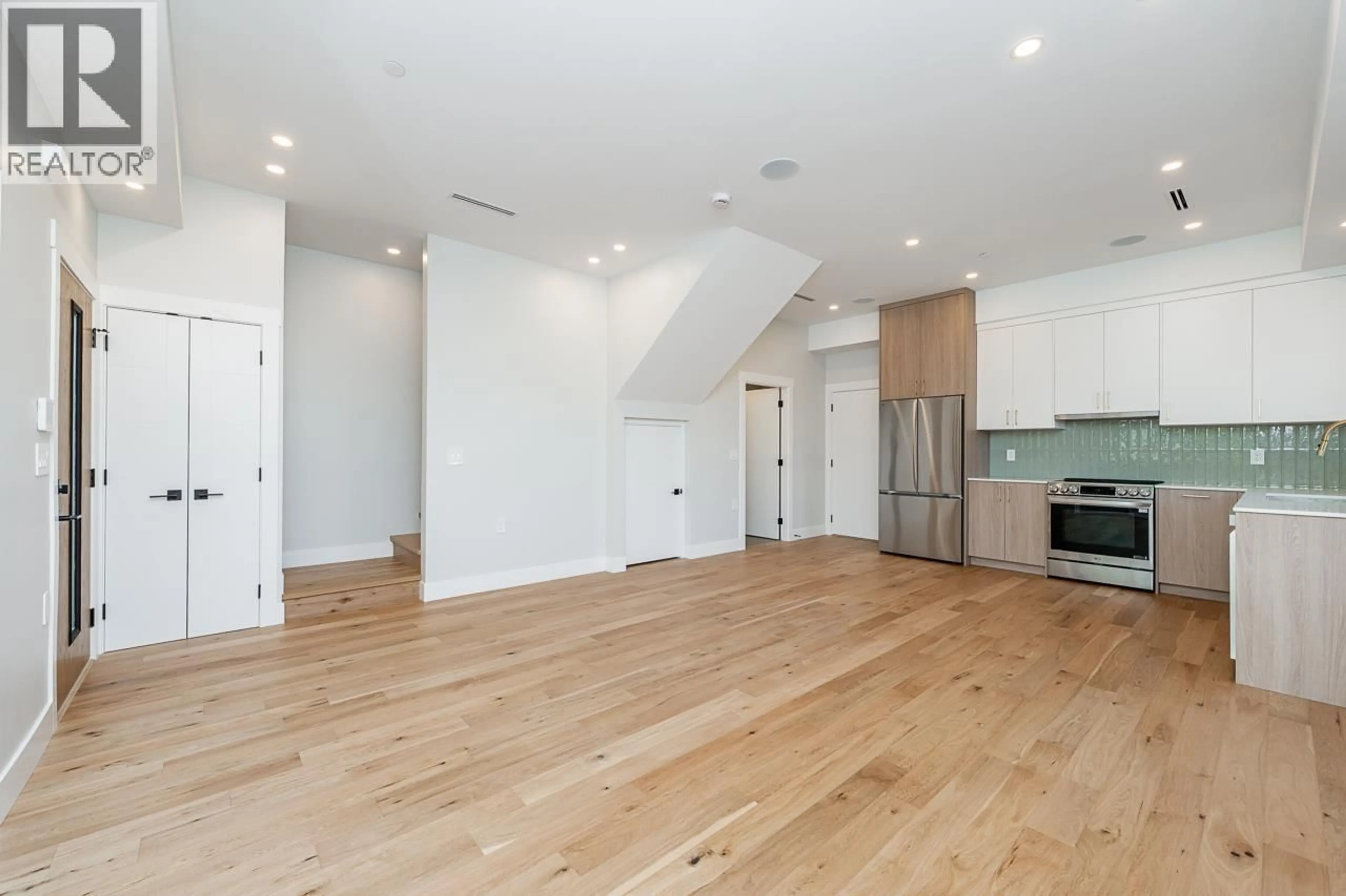 Open concept kitchen, wood/laminate floor for 2 - 678 22ND AVENUE, Vancouver British Columbia V5V1V4