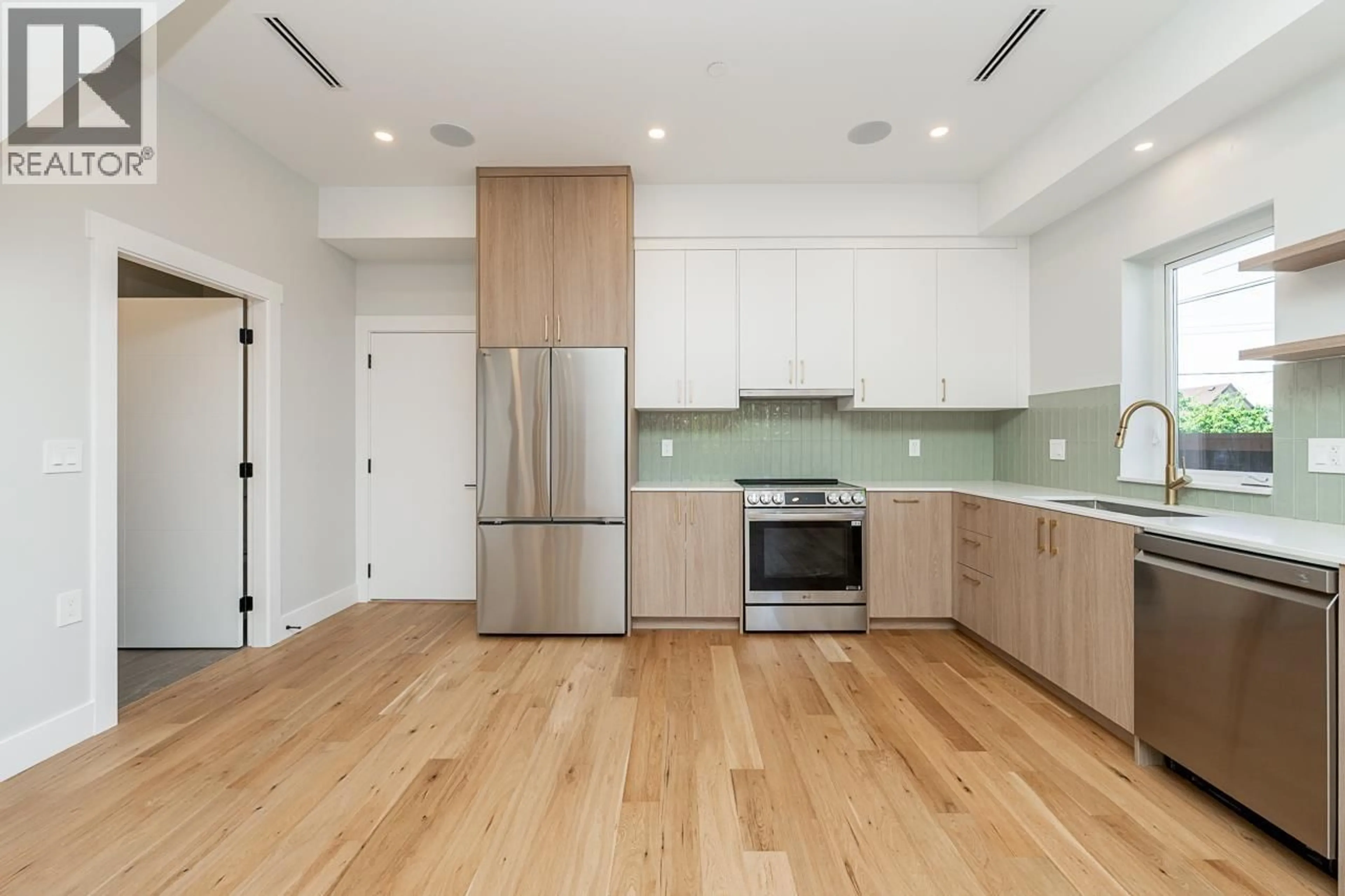 Open concept kitchen, wood/laminate floor for 2 - 678 22ND AVENUE, Vancouver British Columbia V5V1V4