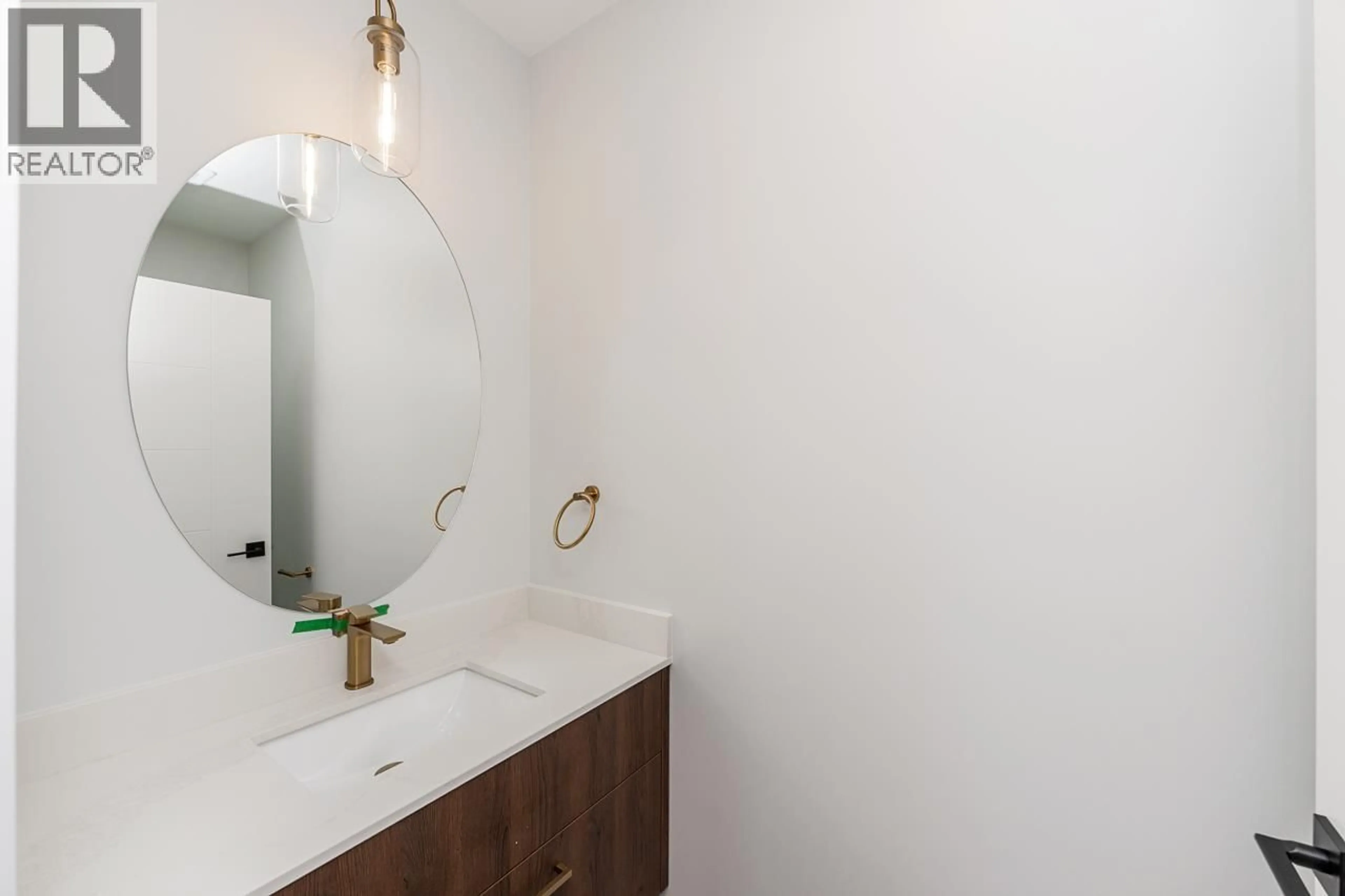 Standard bathroom, unknown for 2 - 678 22ND AVENUE, Vancouver British Columbia V5V1V4