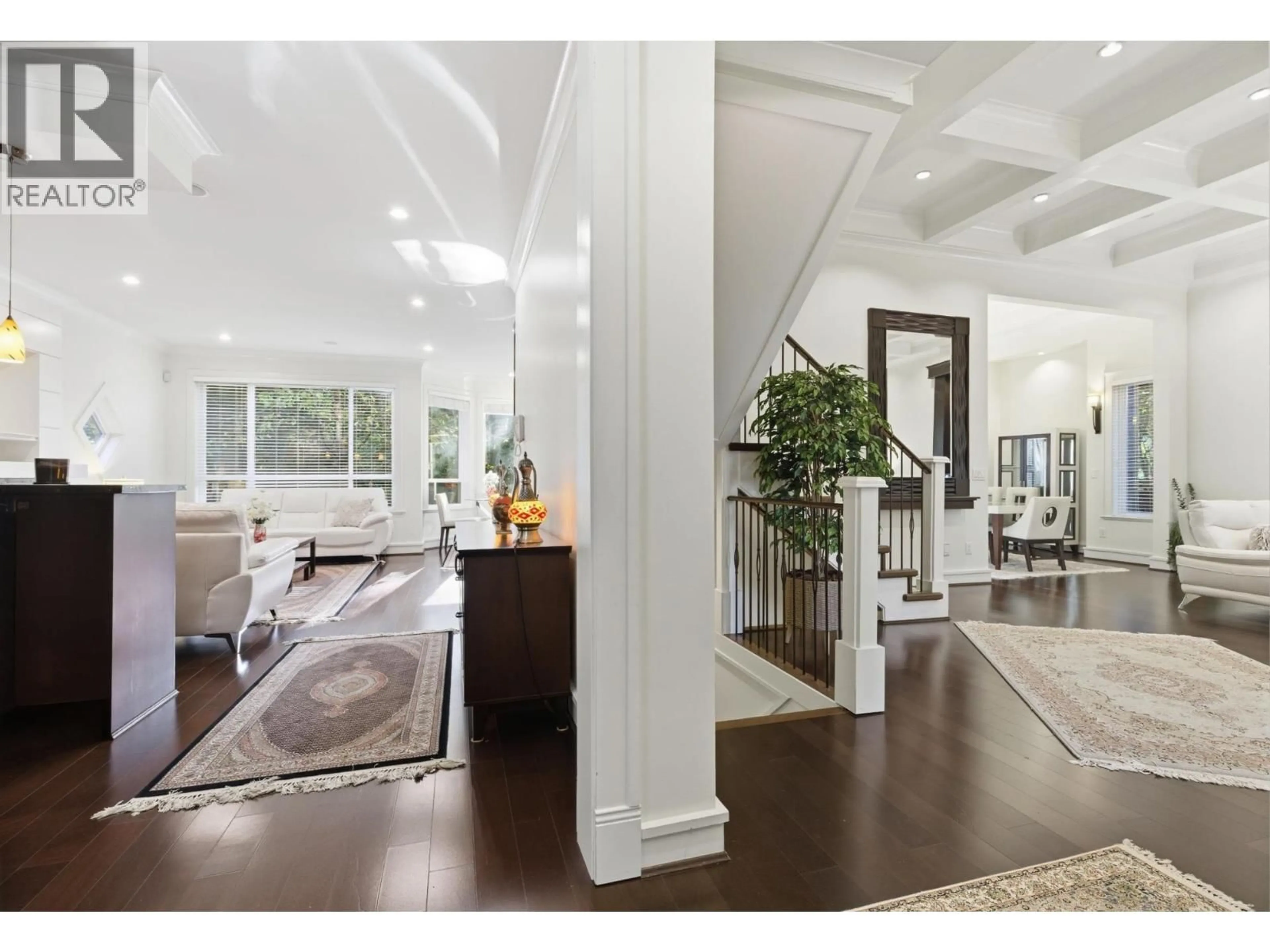 Indoor entryway for 1017 CANYON BOULEVARD, North Vancouver British Columbia V7R2K3