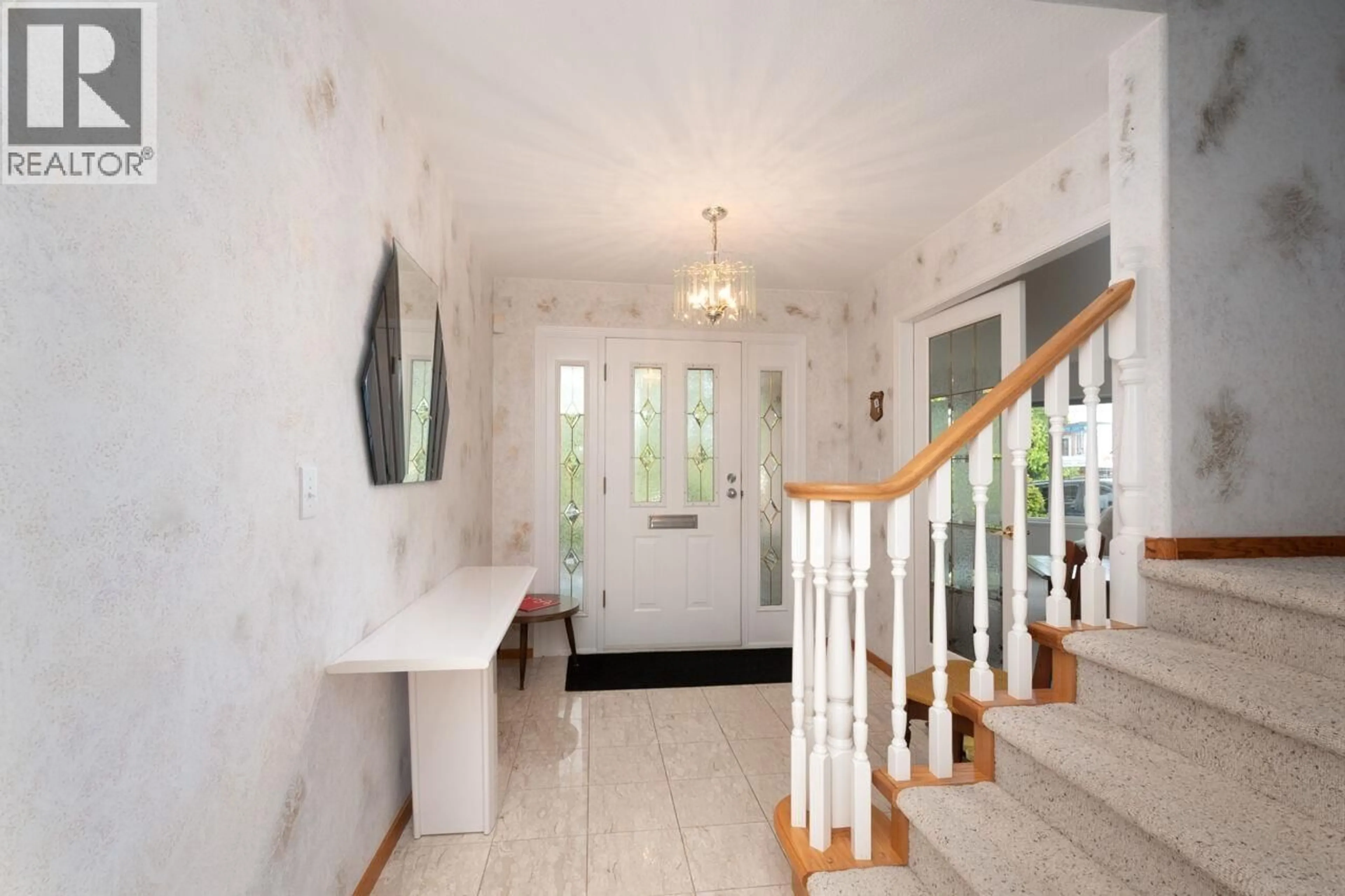 Indoor foyer for 937 WESTMOUNT DRIVE, Port Moody British Columbia V3H1K8