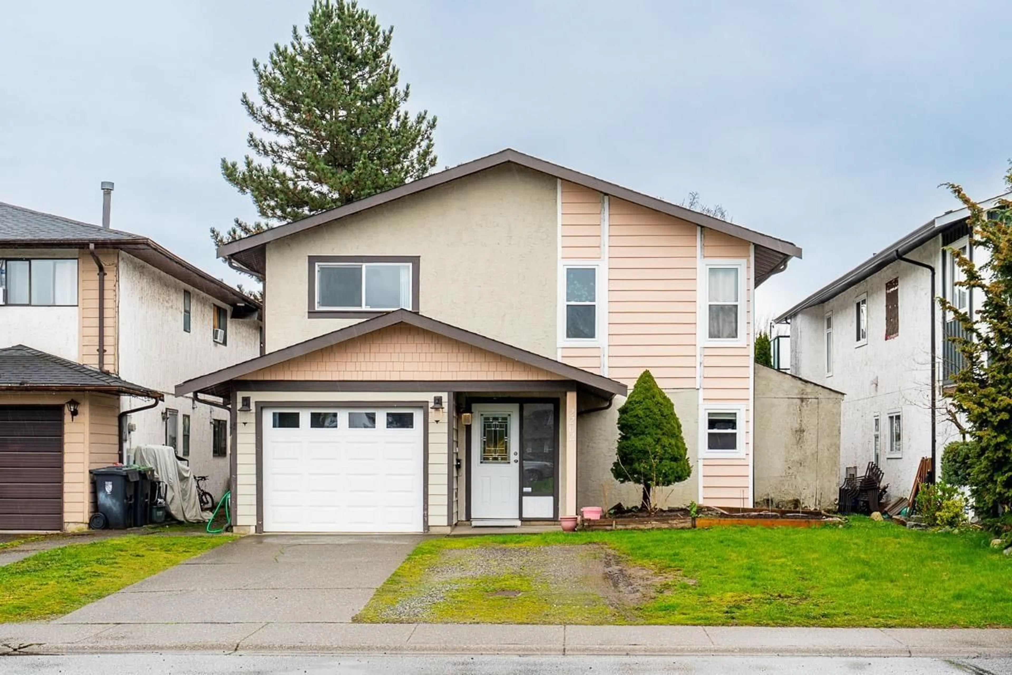 Home with vinyl exterior material, street for 2262 WILLOUGHBY WAY, Langley British Columbia V2Y1C1
