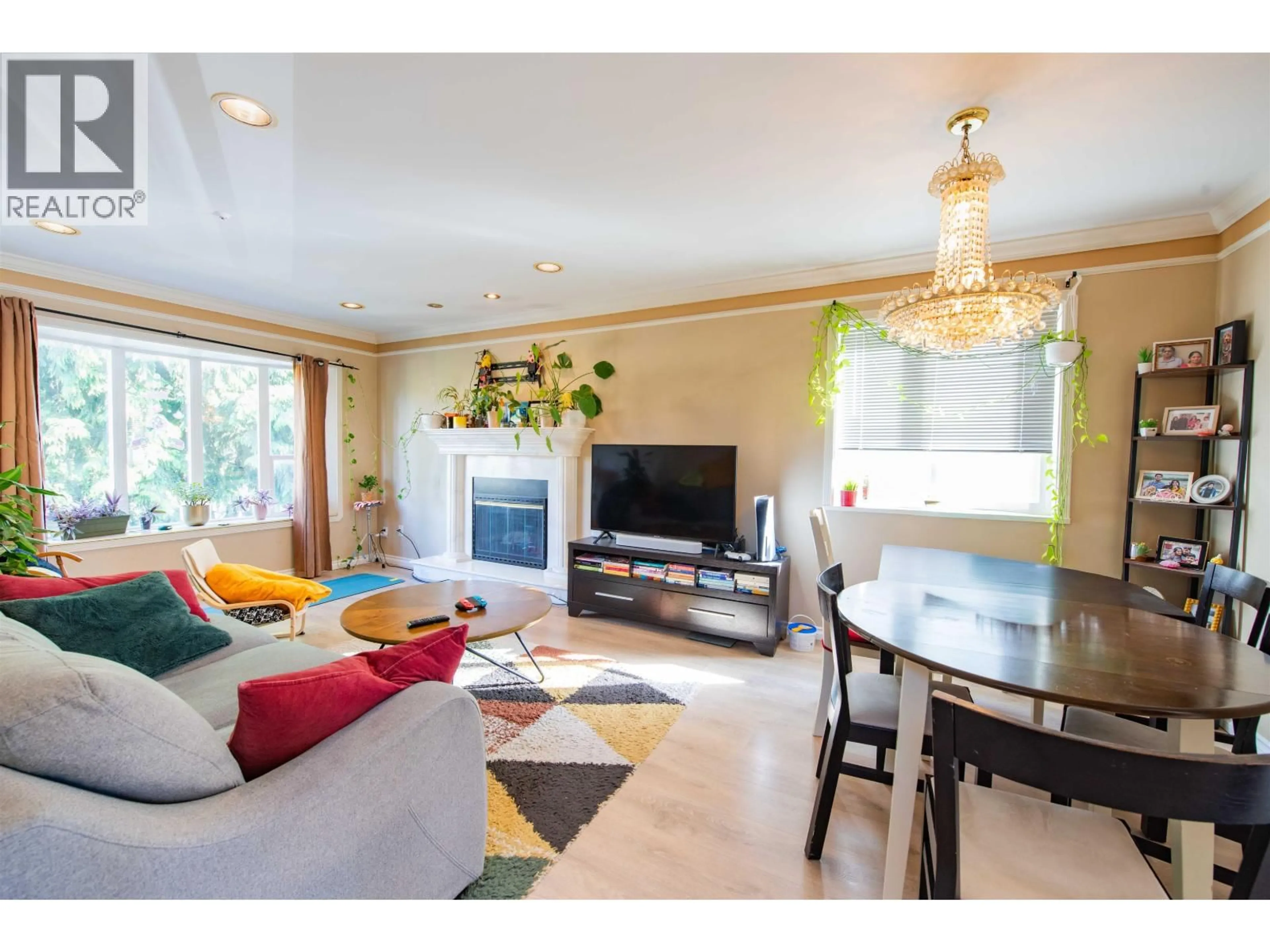 Living room with furniture, wood/laminate floor for 4885 BALDWIN STREET, Vancouver British Columbia V5N5B8