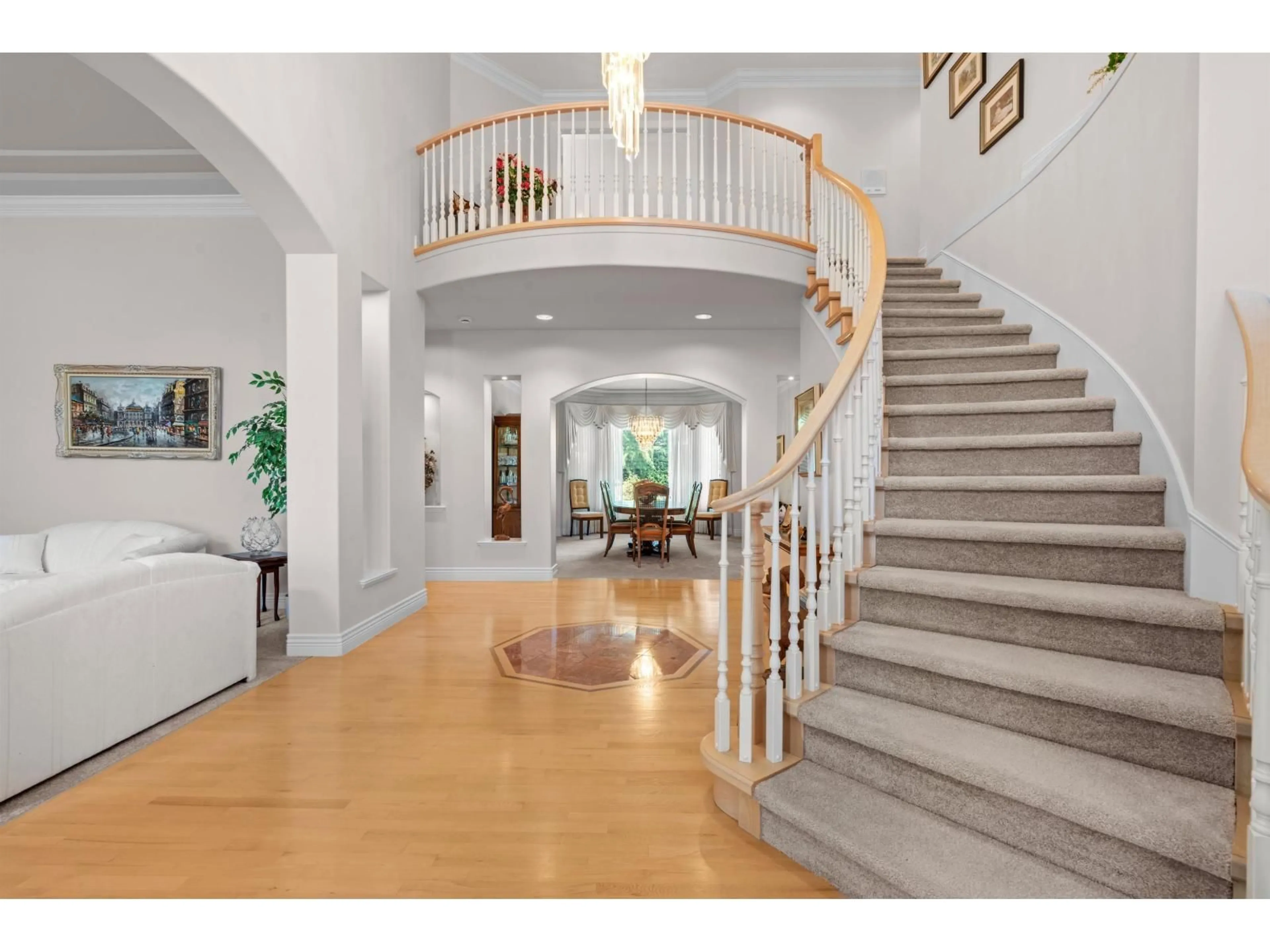Indoor foyer for 13749 21 AVENUE, Surrey British Columbia V4A9V6