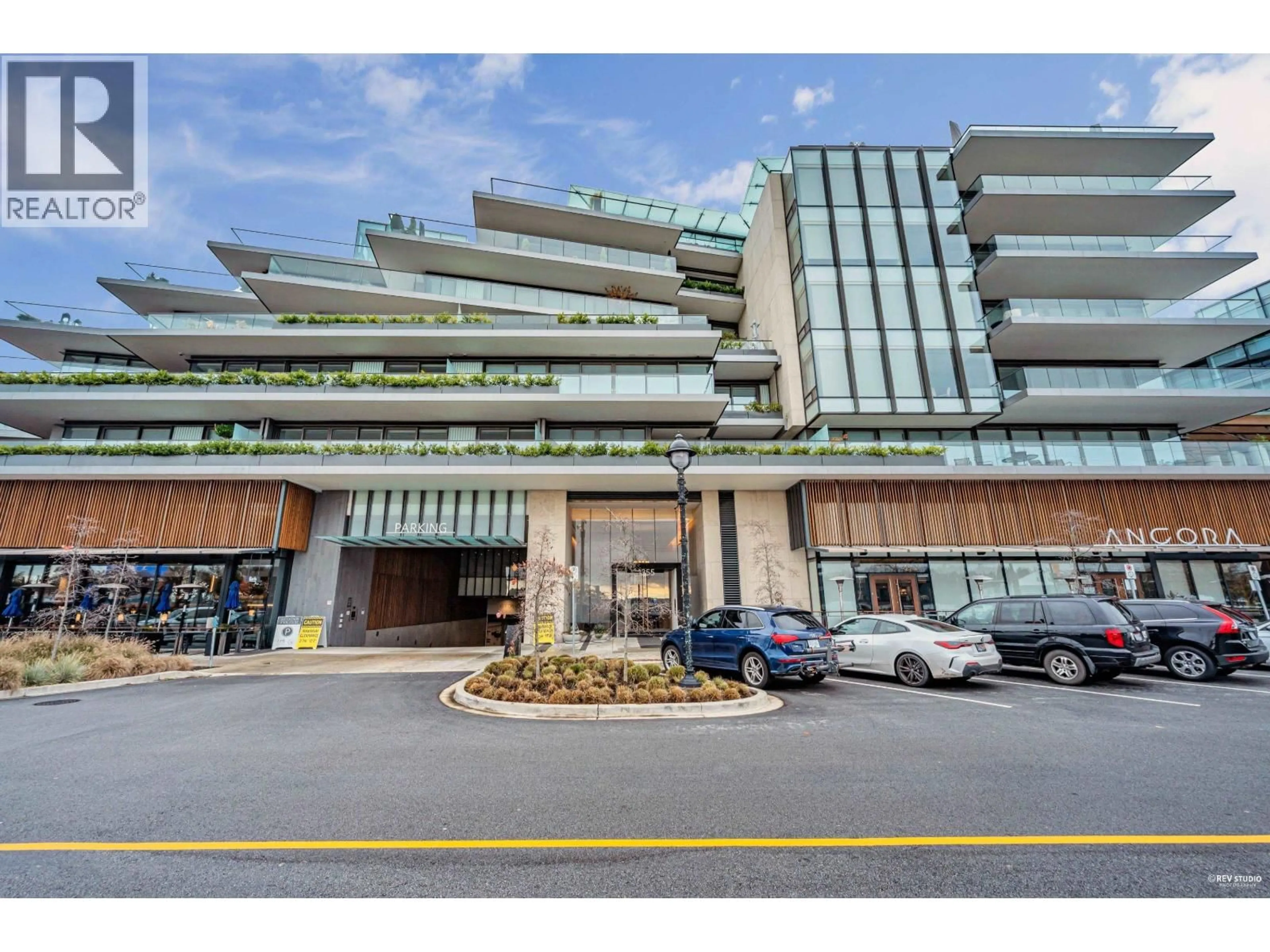 Indoor foyer for 214 - 1355 BELLEVUE AVENUE, West Vancouver British Columbia V7T0B4