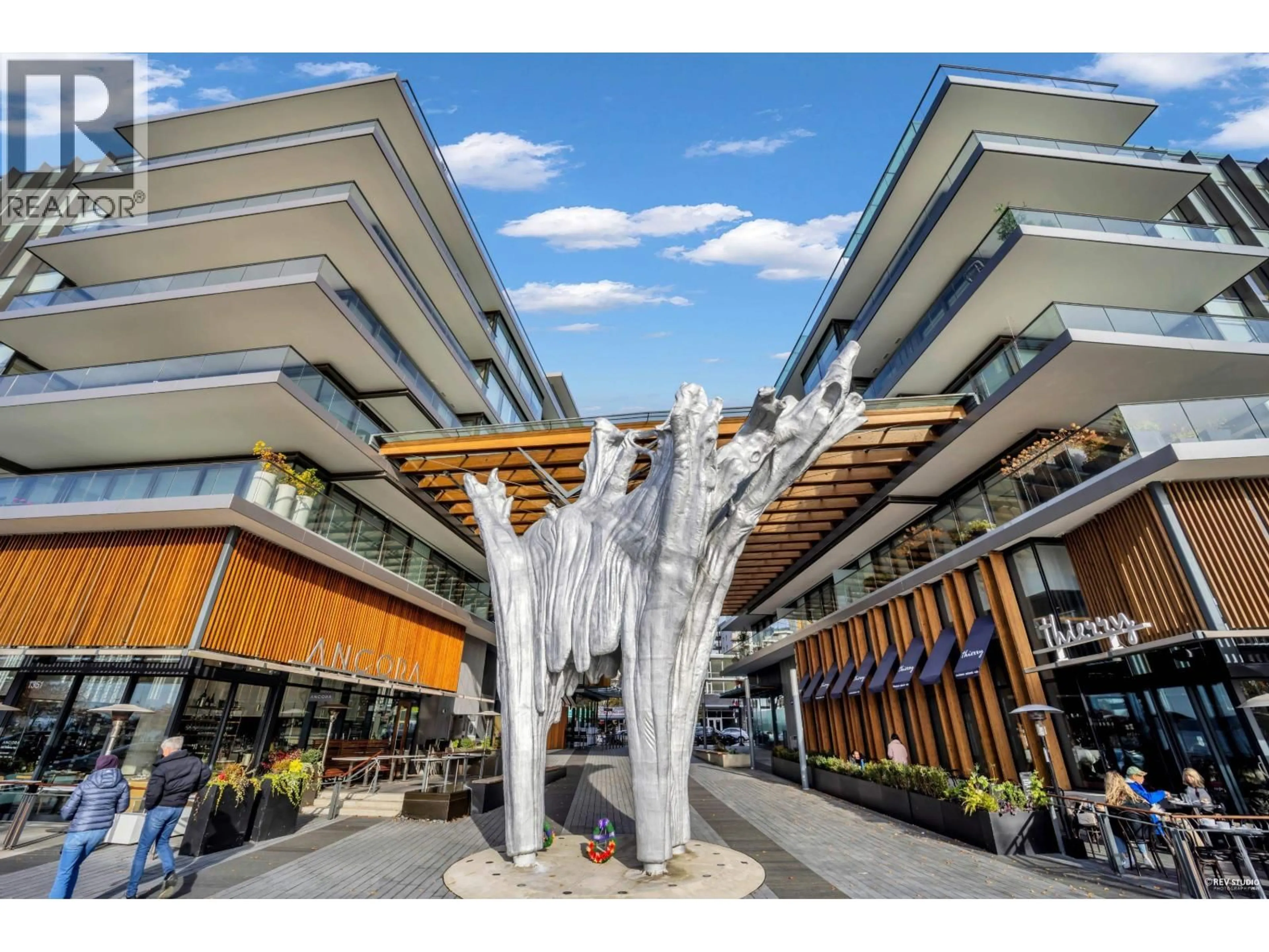 Indoor foyer for 214 - 1355 BELLEVUE AVENUE, West Vancouver British Columbia V7T0B4