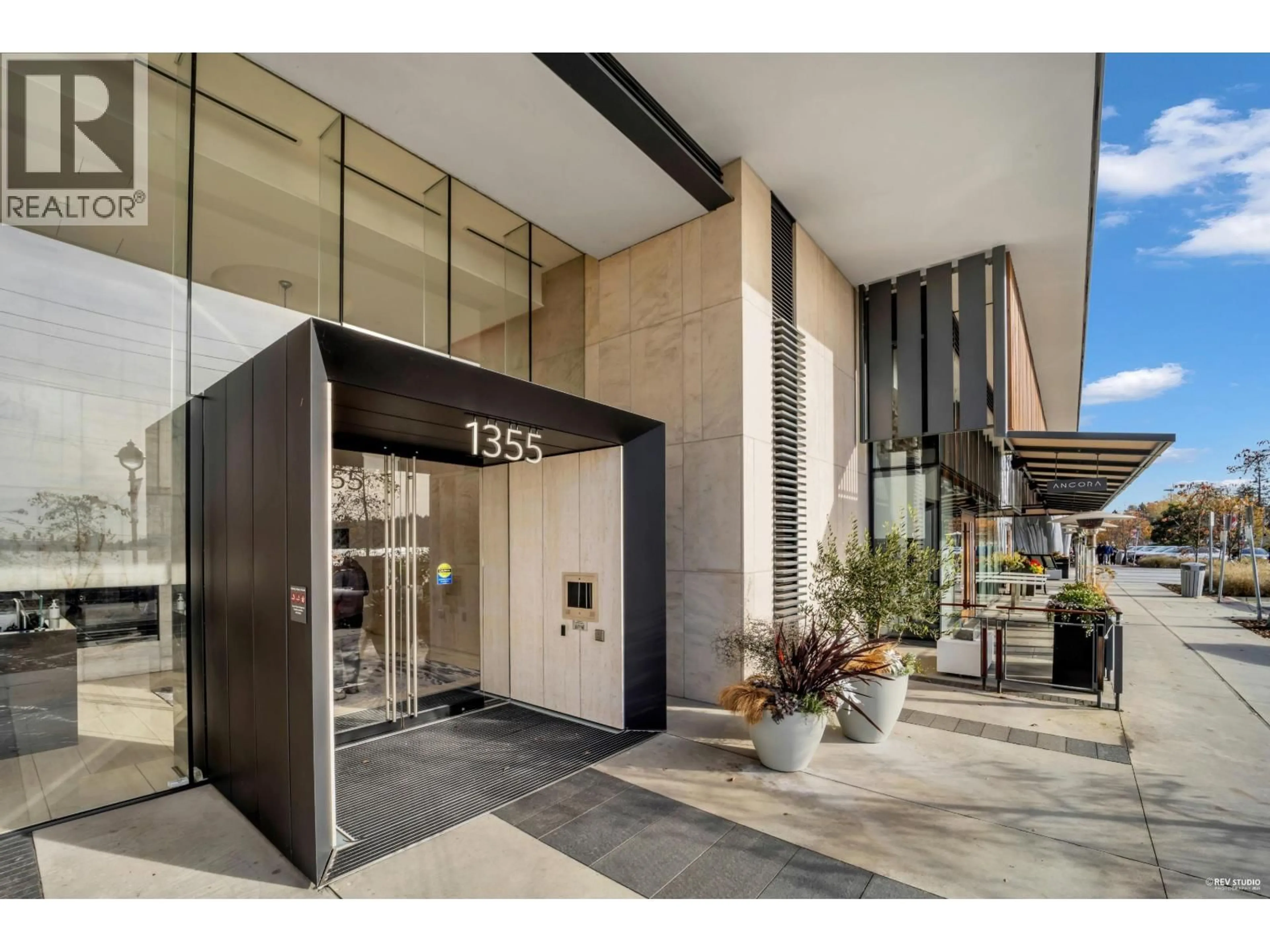 Indoor foyer for 214 - 1355 BELLEVUE AVENUE, West Vancouver British Columbia V7T0B4