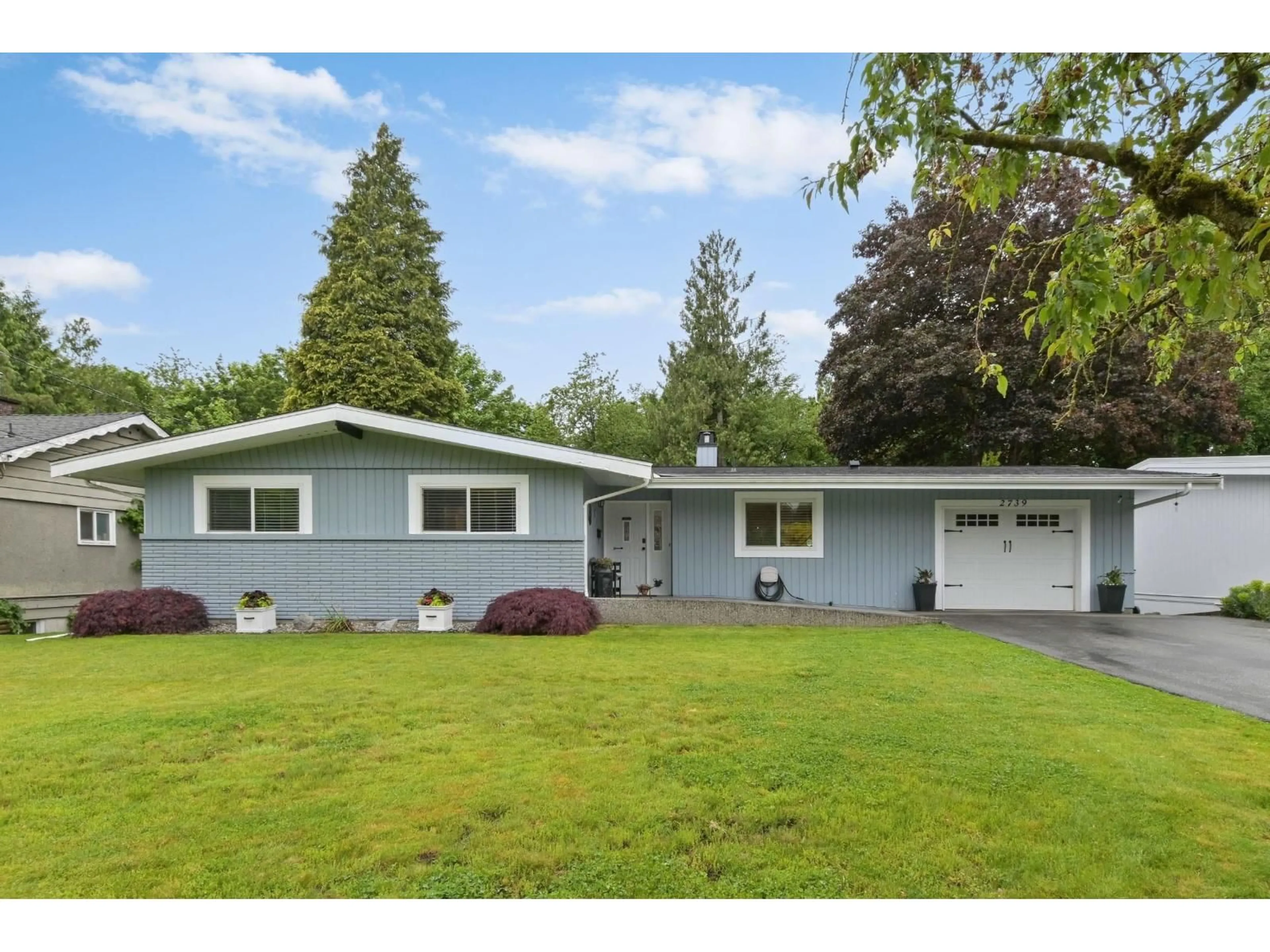 Home with vinyl exterior material, street for 2739 SHEFFIELD WAY, Abbotsford British Columbia V2S4B7