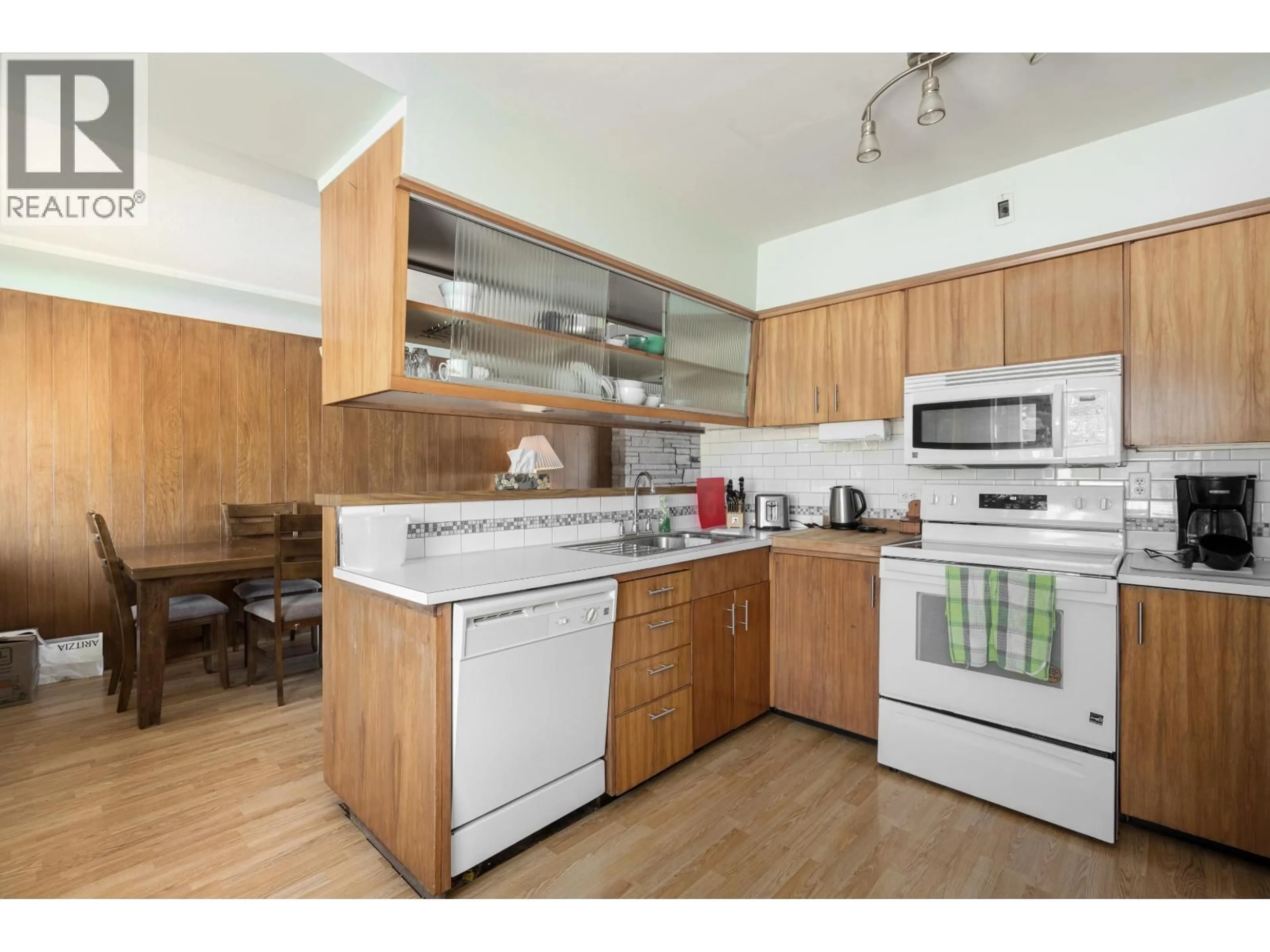Standard kitchen, wood/laminate floor for 5426 CLINTON STREET, Burnaby British Columbia V5J2L8