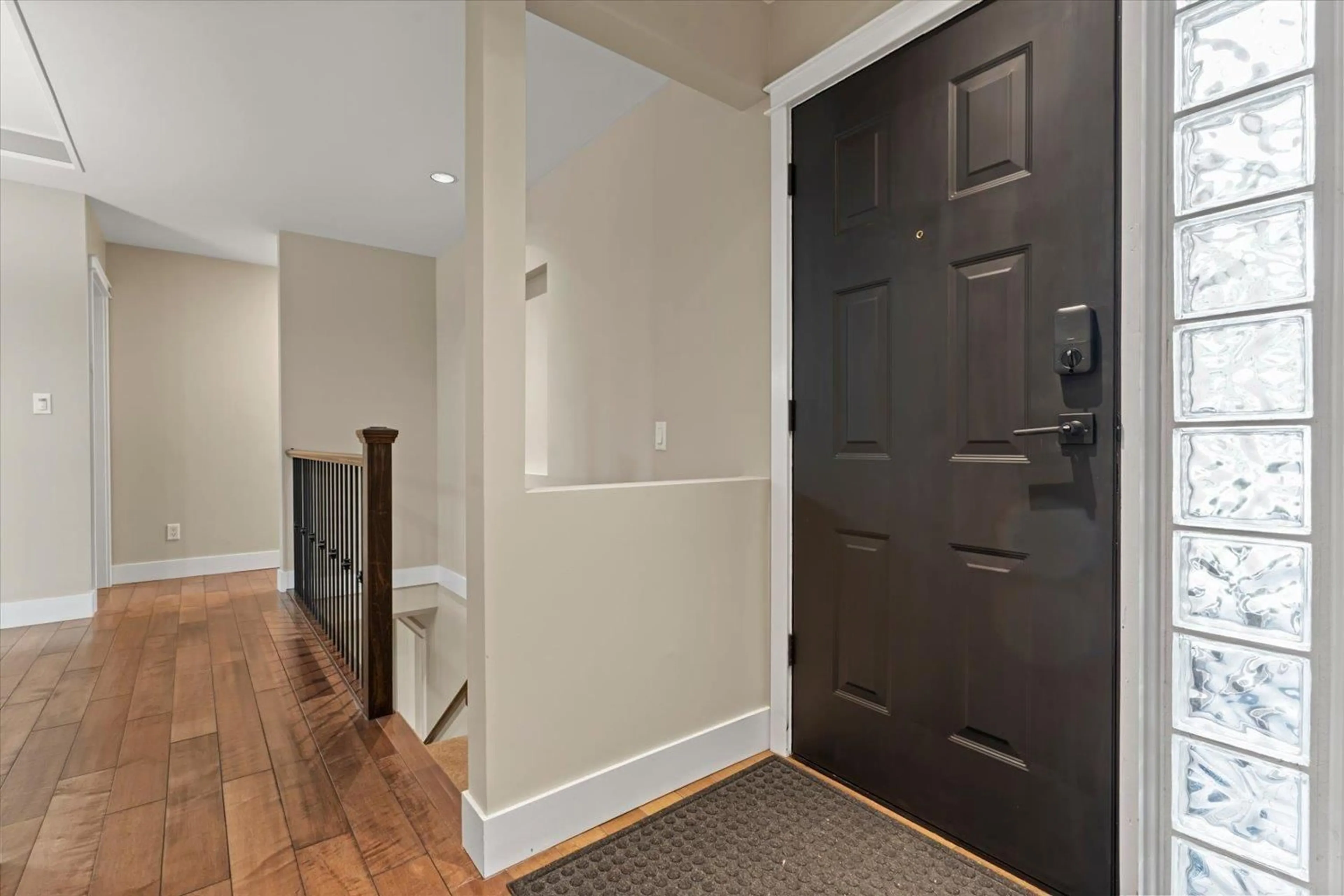 Indoor entryway for 34282 CEDAR AVENUE, Abbotsford British Columbia V2S2W2