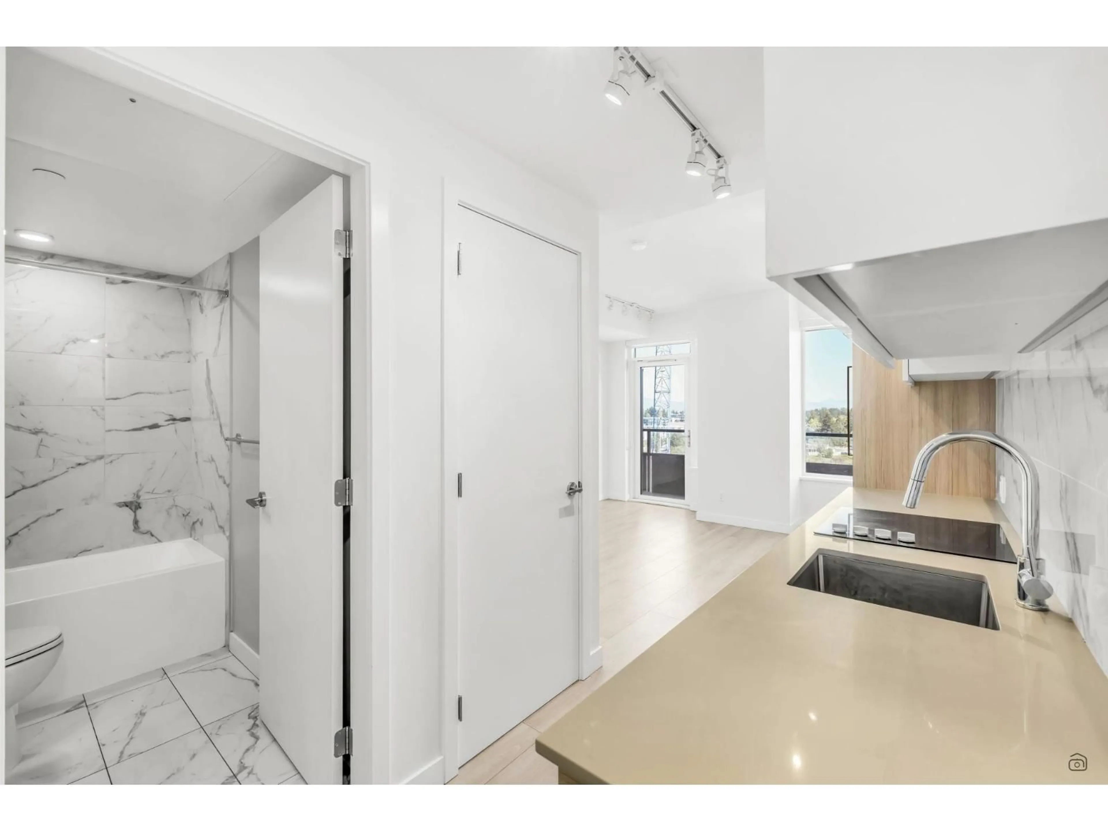 Unknown for 1301 - 10626 CITY PARKWAY, Surrey British Columbia V3T0S3