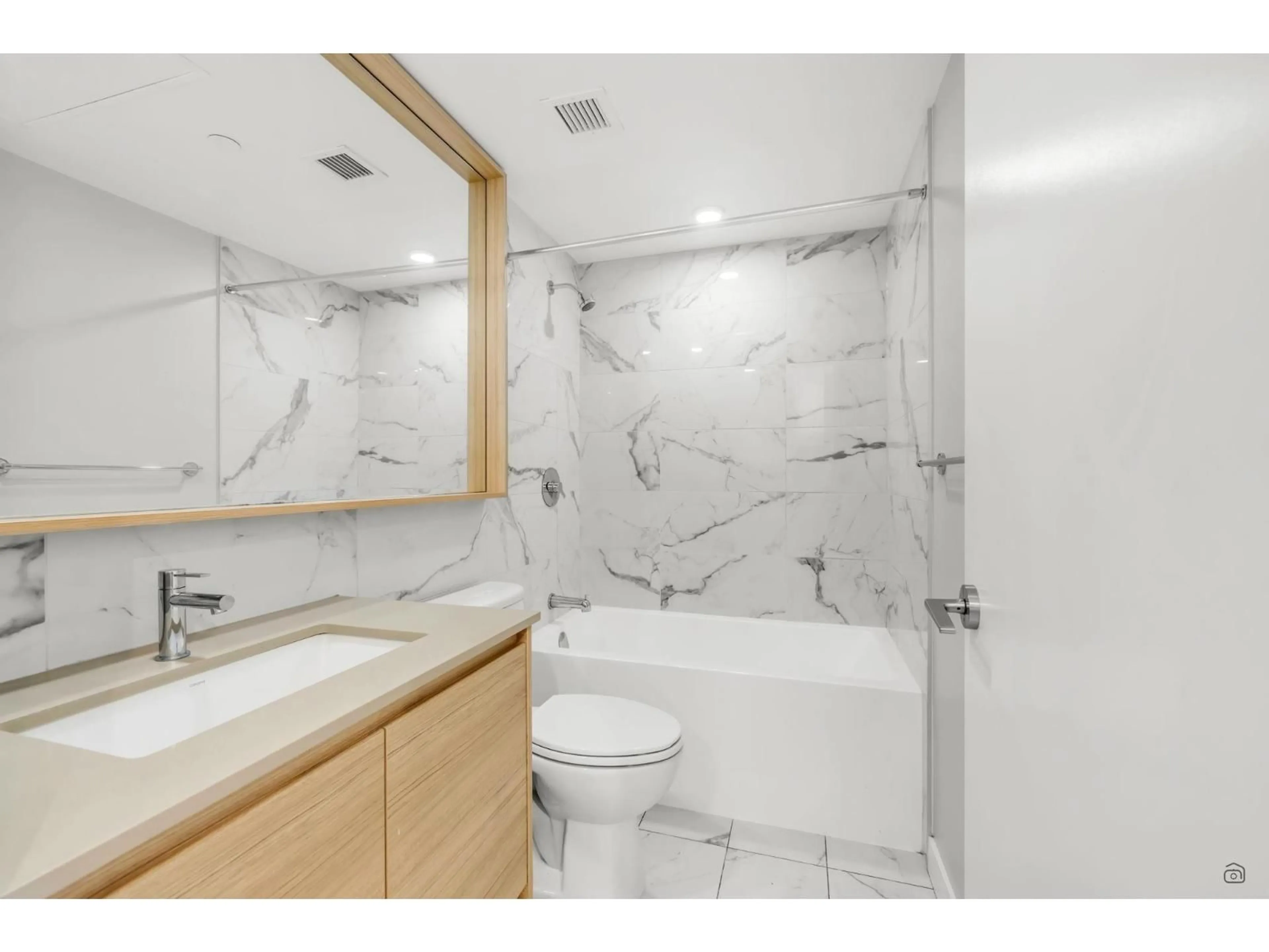 Standard bathroom, ceramic/tile floor for 1301 - 10626 CITY PARKWAY, Surrey British Columbia V3T0S3